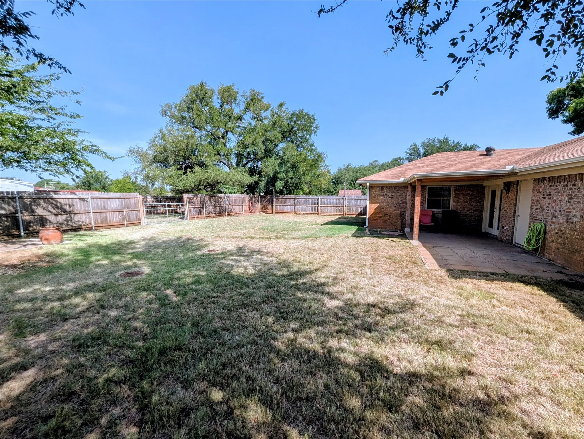 Single Family Residence For Rent in Hood County , 2100 N Rough Creek Court, Granbury, Texas 76048, 3 Bedroom, 2 Bathroom, Garage spaces, 1,676 Sqft, built in 1982, mls#21348932, Real Estate Agent in Granbury, Homes For Rent in Hood county, Homes For Rent in Granbury, Realtor in Granbury Texas, Real Estate Brokerage Independent Realty Texas, Luminita Cordes Realtor