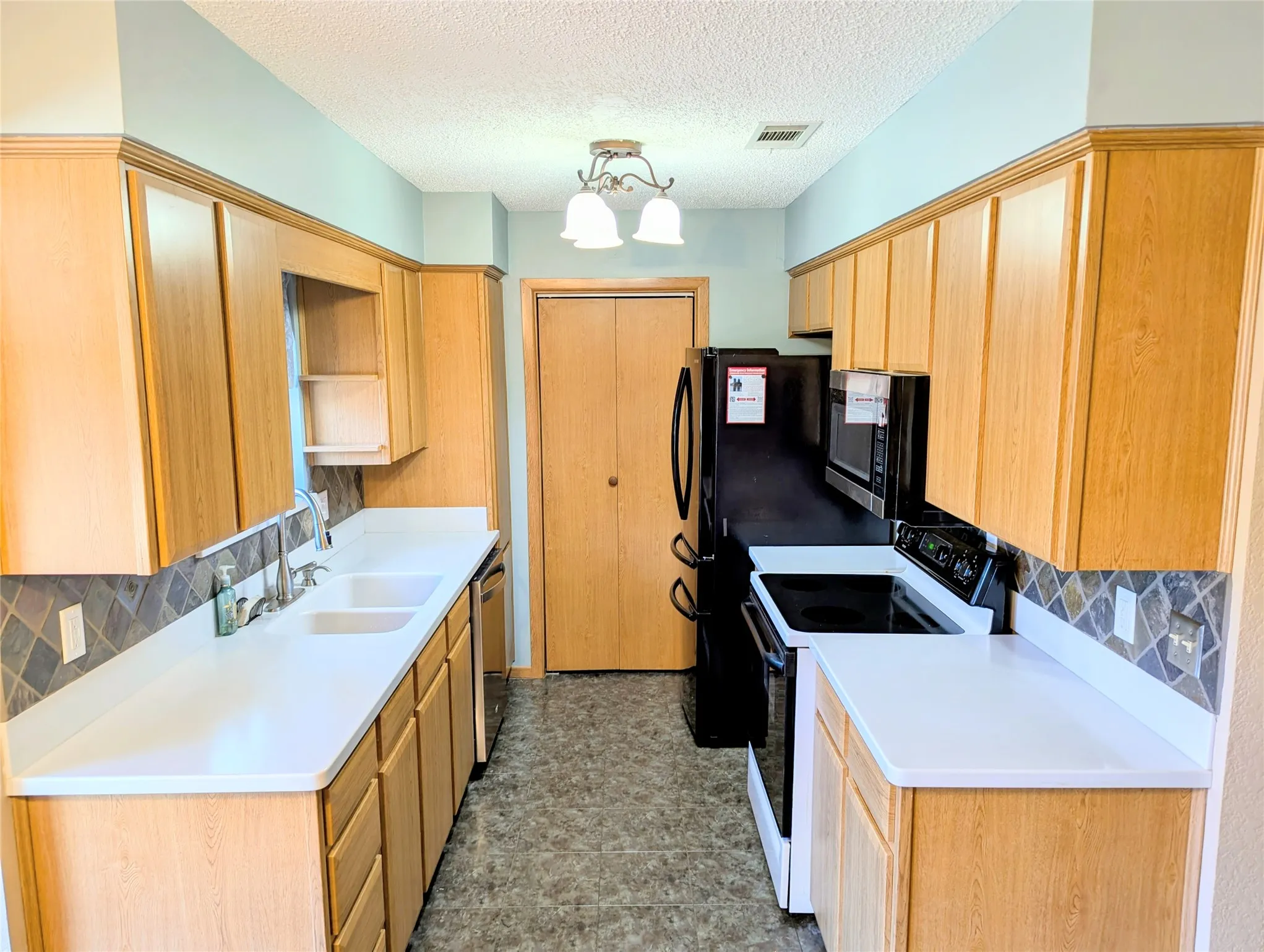 Single Family Residence For Rent in Hood County , 2100 N Rough Creek Court, Granbury, Texas 76048, 3 Bedroom, 2 Bathroom, Garage spaces, 1,676 Sqft, built in 1982, mls#21348932, Real Estate Agent in Granbury, Homes For Rent in Hood county, Homes For Rent in Granbury, Realtor in Granbury Texas, Real Estate Brokerage Independent Realty Texas, Luminita Cordes Realtor