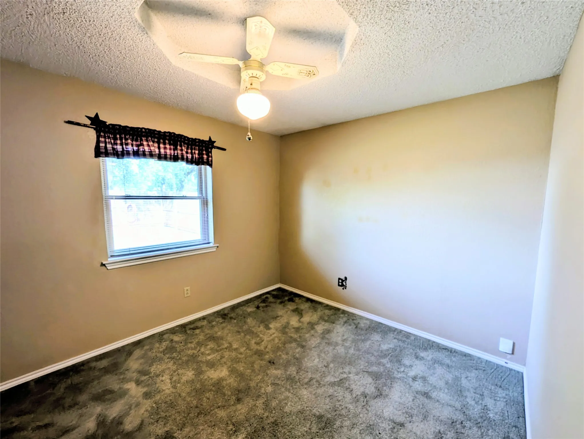 Single Family Residence For Rent in Hood County , 2100 N Rough Creek Court, Granbury, Texas 76048, 3 Bedroom, 2 Bathroom, Garage spaces, 1,676 Sqft, built in 1982, mls#21348932, Real Estate Agent in Granbury, Homes For Rent in Hood county, Homes For Rent in Granbury, Realtor in Granbury Texas, Real Estate Brokerage Independent Realty Texas, Luminita Cordes Realtor