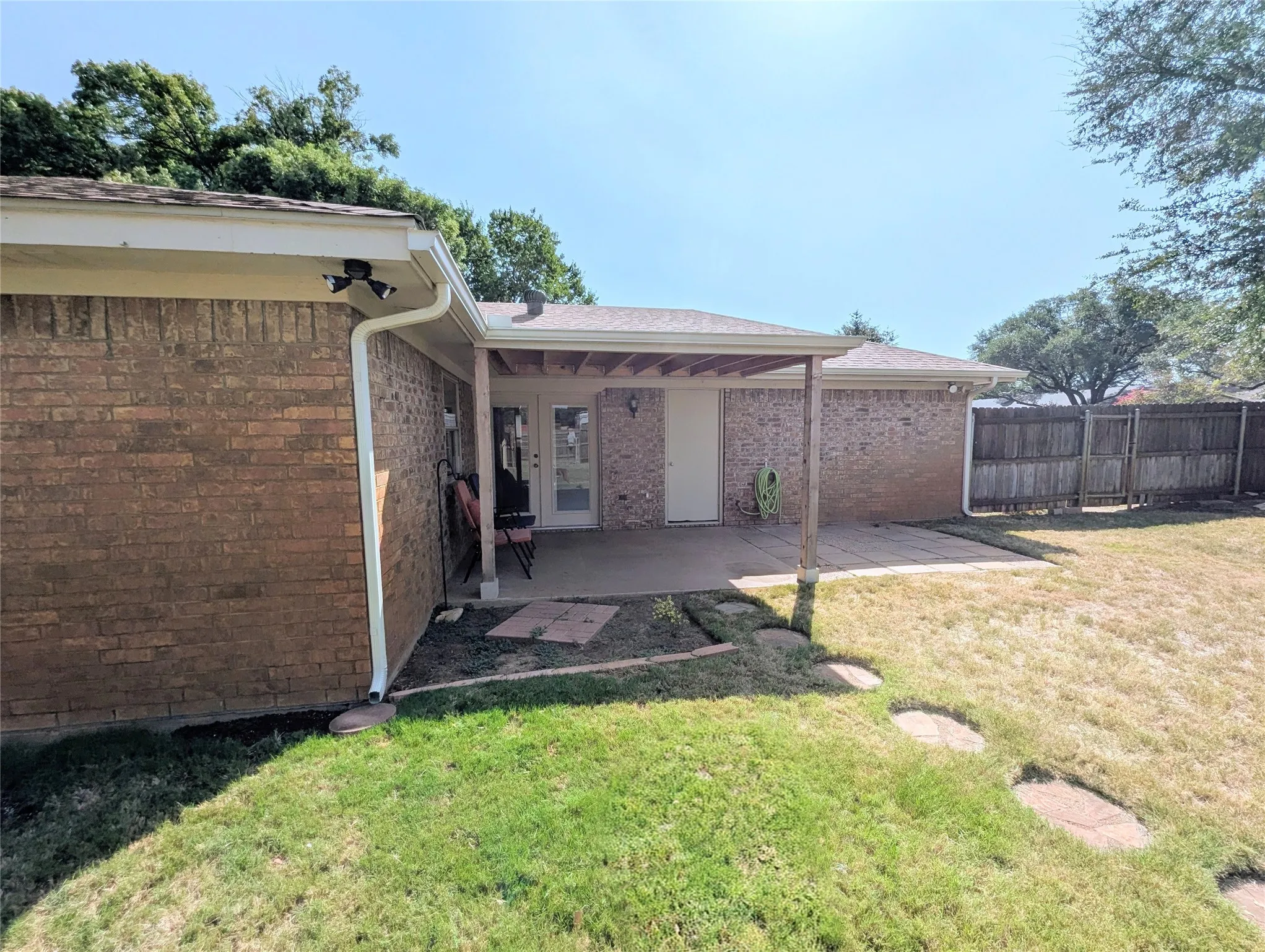 Single Family Residence For Rent in Hood County , 2100 N Rough Creek Court, Granbury, Texas 76048, 3 Bedroom, 2 Bathroom, Garage spaces, 1,676 Sqft, built in 1982, mls#21348932, Real Estate Agent in Granbury, Homes For Rent in Hood county, Homes For Rent in Granbury, Realtor in Granbury Texas, Real Estate Brokerage Independent Realty Texas, Luminita Cordes Realtor