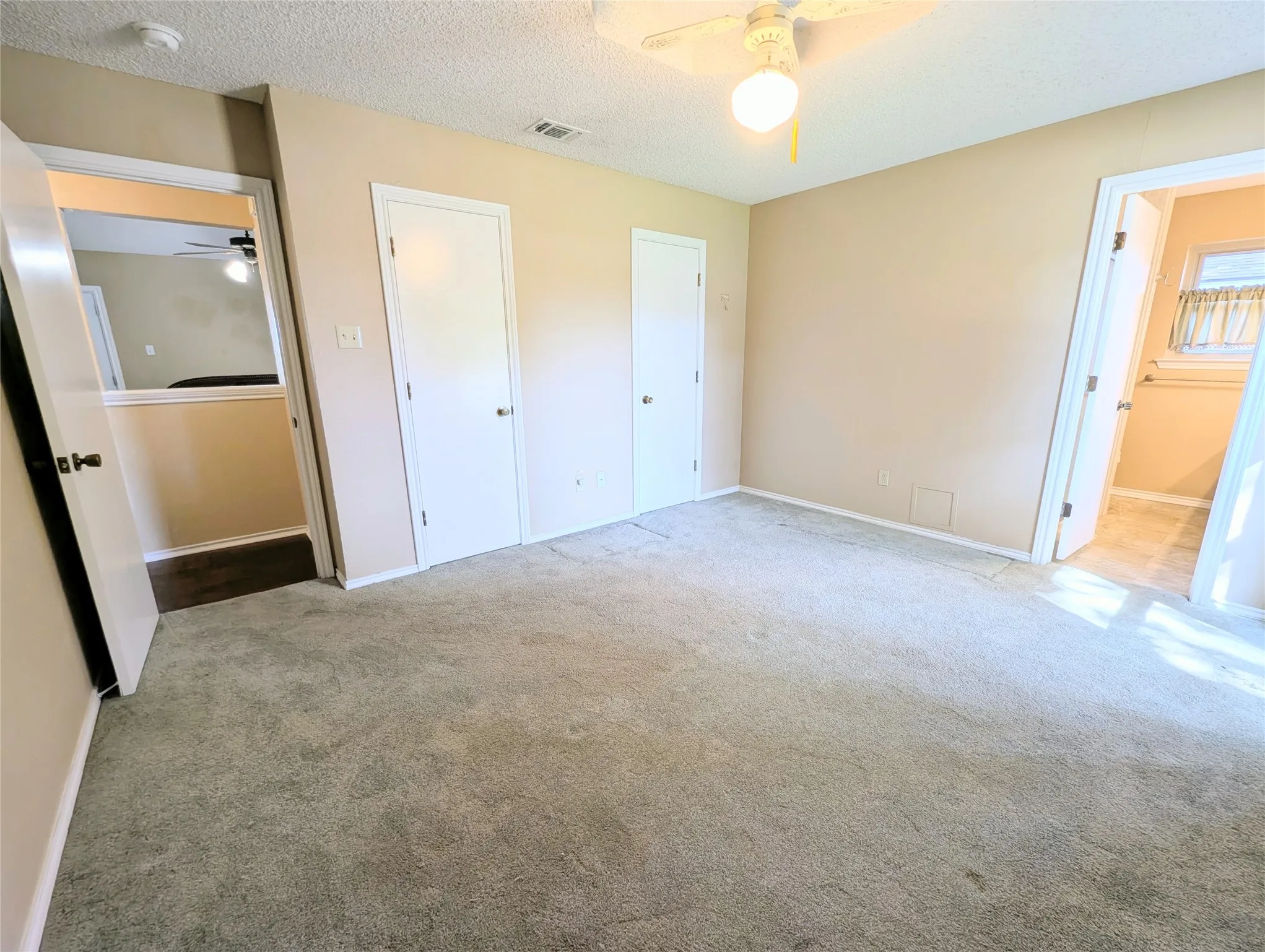 Single Family Residence For Rent in Hood County , 2100 N Rough Creek Court, Granbury, Texas 76048, 3 Bedroom, 2 Bathroom, Garage spaces, 1,676 Sqft, built in 1982, mls#21348932, Real Estate Agent in Granbury, Homes For Rent in Hood county, Homes For Rent in Granbury, Realtor in Granbury Texas, Real Estate Brokerage Independent Realty Texas, Luminita Cordes Realtor