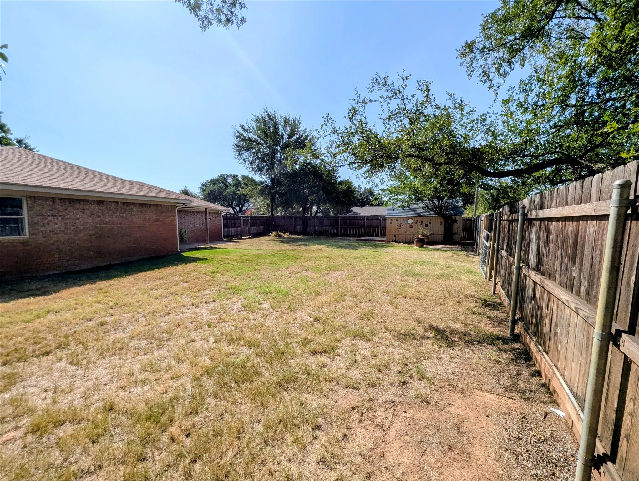 Single Family Residence For Rent in Hood County , 2100 N Rough Creek Court, Granbury, Texas 76048, 3 Bedroom, 2 Bathroom, Garage spaces, 1,676 Sqft, built in 1982, mls#21348932, Real Estate Agent in Granbury, Homes For Rent in Hood county, Homes For Rent in Granbury, Realtor in Granbury Texas, Real Estate Brokerage Independent Realty Texas, Luminita Cordes Realtor