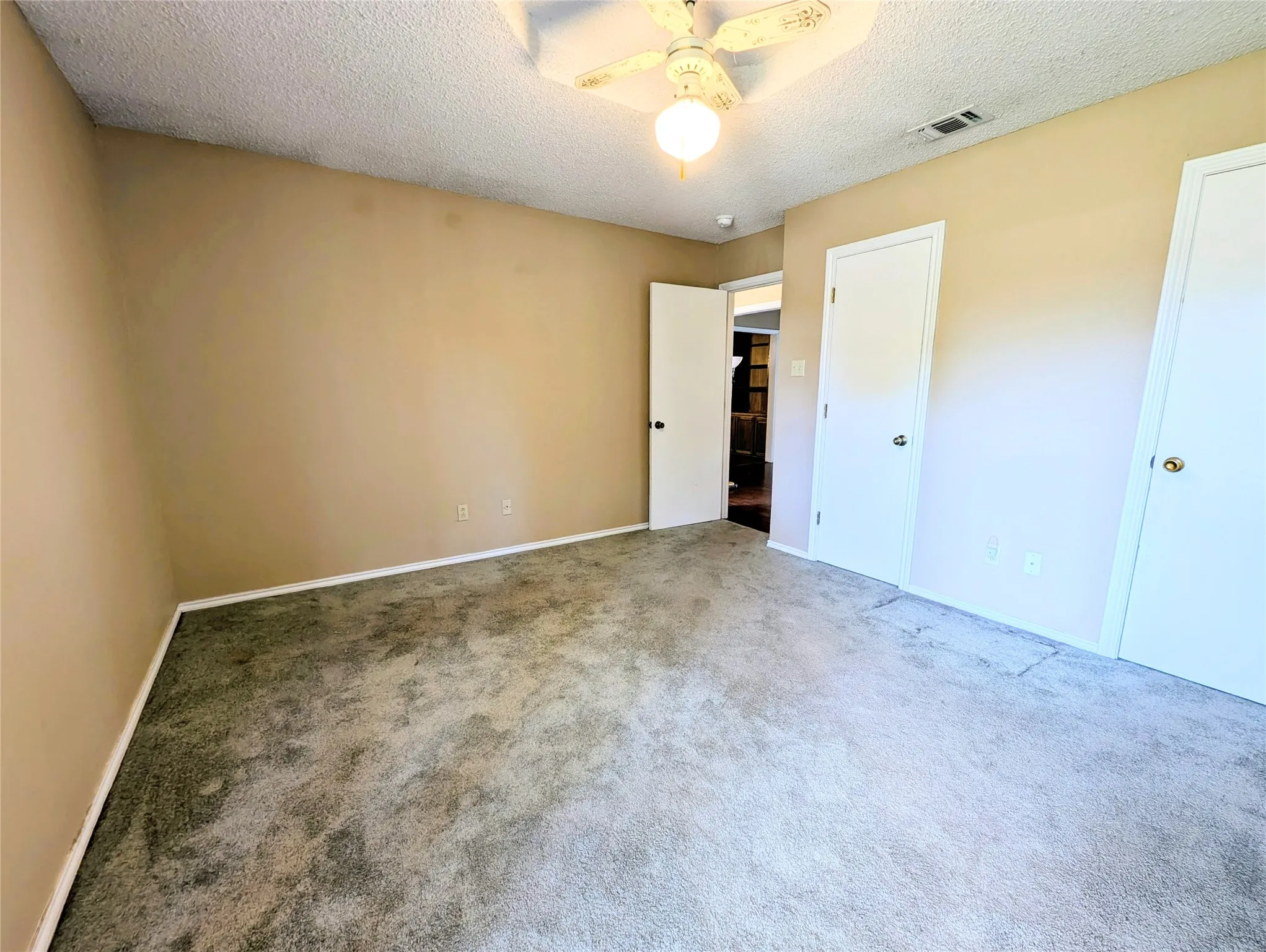 Single Family Residence For Rent in Hood County , 2100 N Rough Creek Court, Granbury, Texas 76048, 3 Bedroom, 2 Bathroom, Garage spaces, 1,676 Sqft, built in 1982, mls#21348932, Real Estate Agent in Granbury, Homes For Rent in Hood county, Homes For Rent in Granbury, Realtor in Granbury Texas, Real Estate Brokerage Independent Realty Texas, Luminita Cordes Realtor