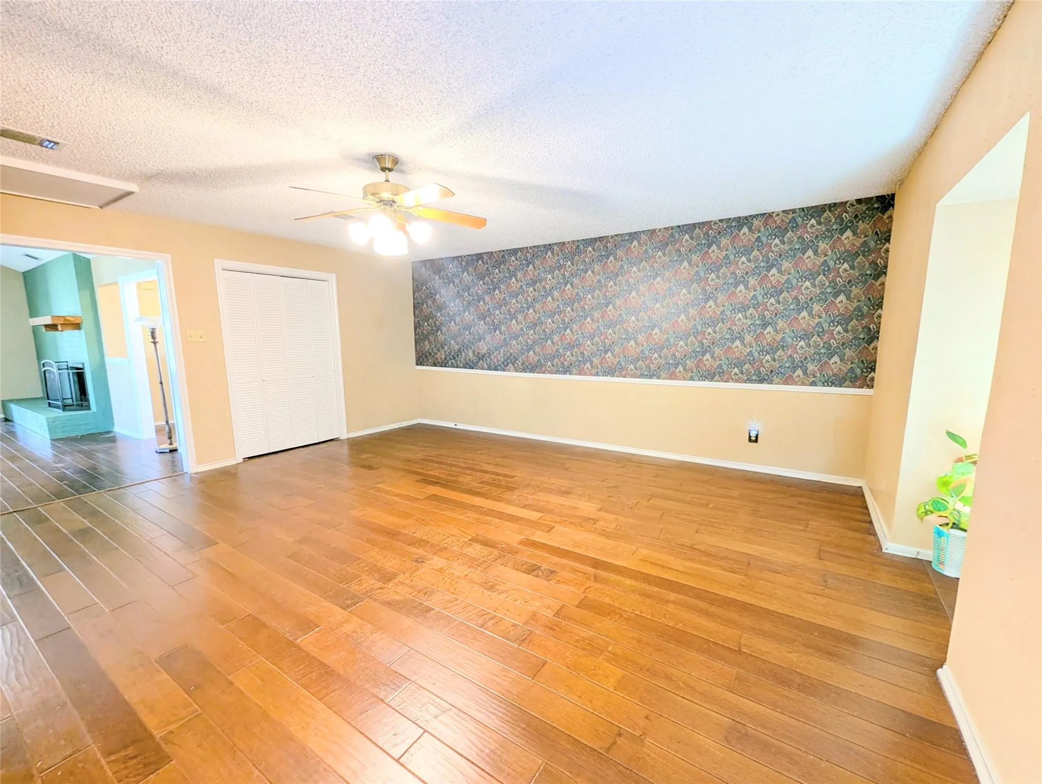 Single Family Residence For Rent in Hood County , 2100 N Rough Creek Court, Granbury, Texas 76048, 3 Bedroom, 2 Bathroom, Garage spaces, 1,676 Sqft, built in 1982, mls#21348932, Real Estate Agent in Granbury, Homes For Rent in Hood county, Homes For Rent in Granbury, Realtor in Granbury Texas, Real Estate Brokerage Independent Realty Texas, Luminita Cordes Realtor