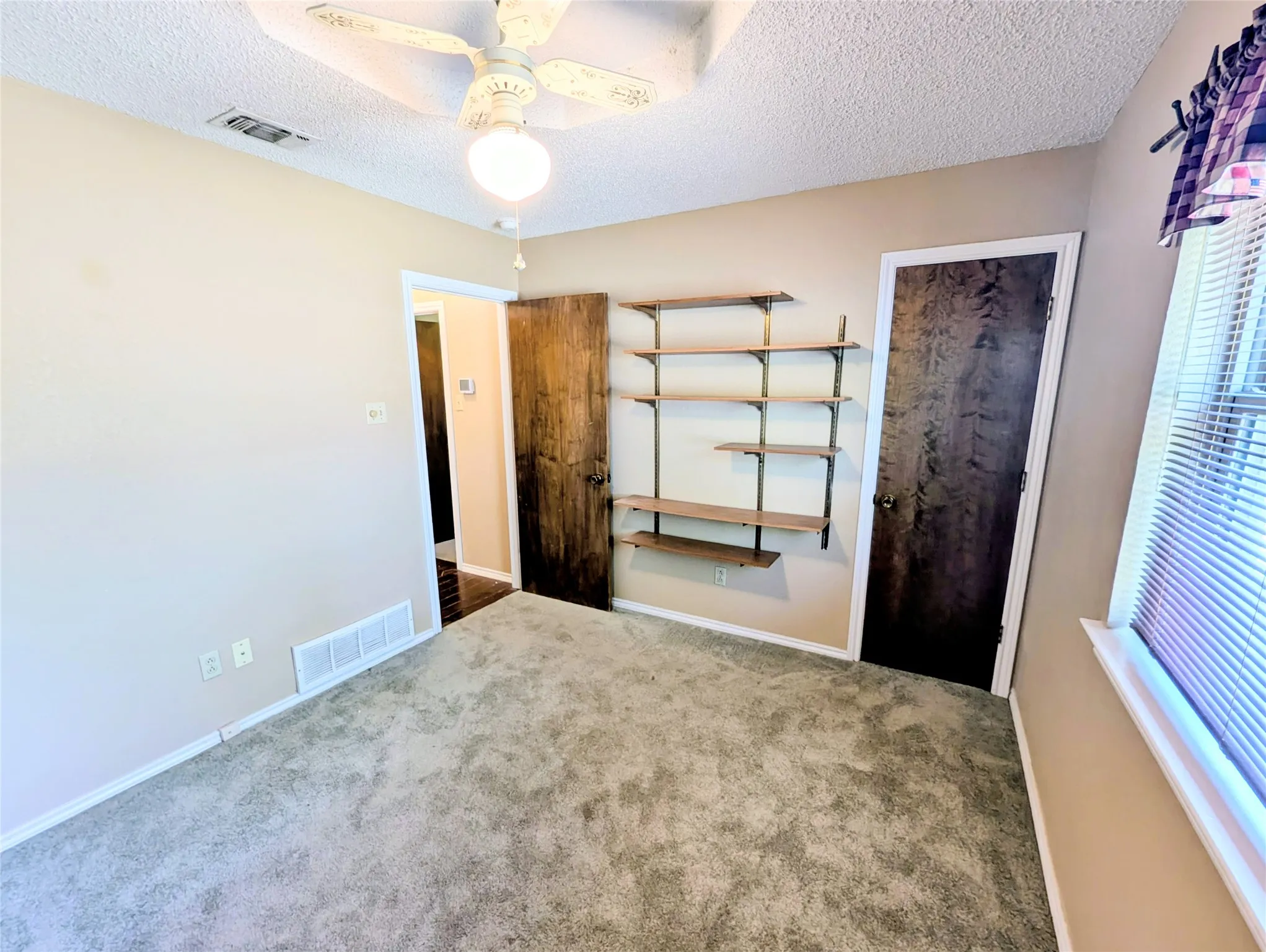 Single Family Residence For Rent in Hood County , 2100 N Rough Creek Court, Granbury, Texas 76048, 3 Bedroom, 2 Bathroom, Garage spaces, 1,676 Sqft, built in 1982, mls#21348932, Real Estate Agent in Granbury, Homes For Rent in Hood county, Homes For Rent in Granbury, Realtor in Granbury Texas, Real Estate Brokerage Independent Realty Texas, Luminita Cordes Realtor