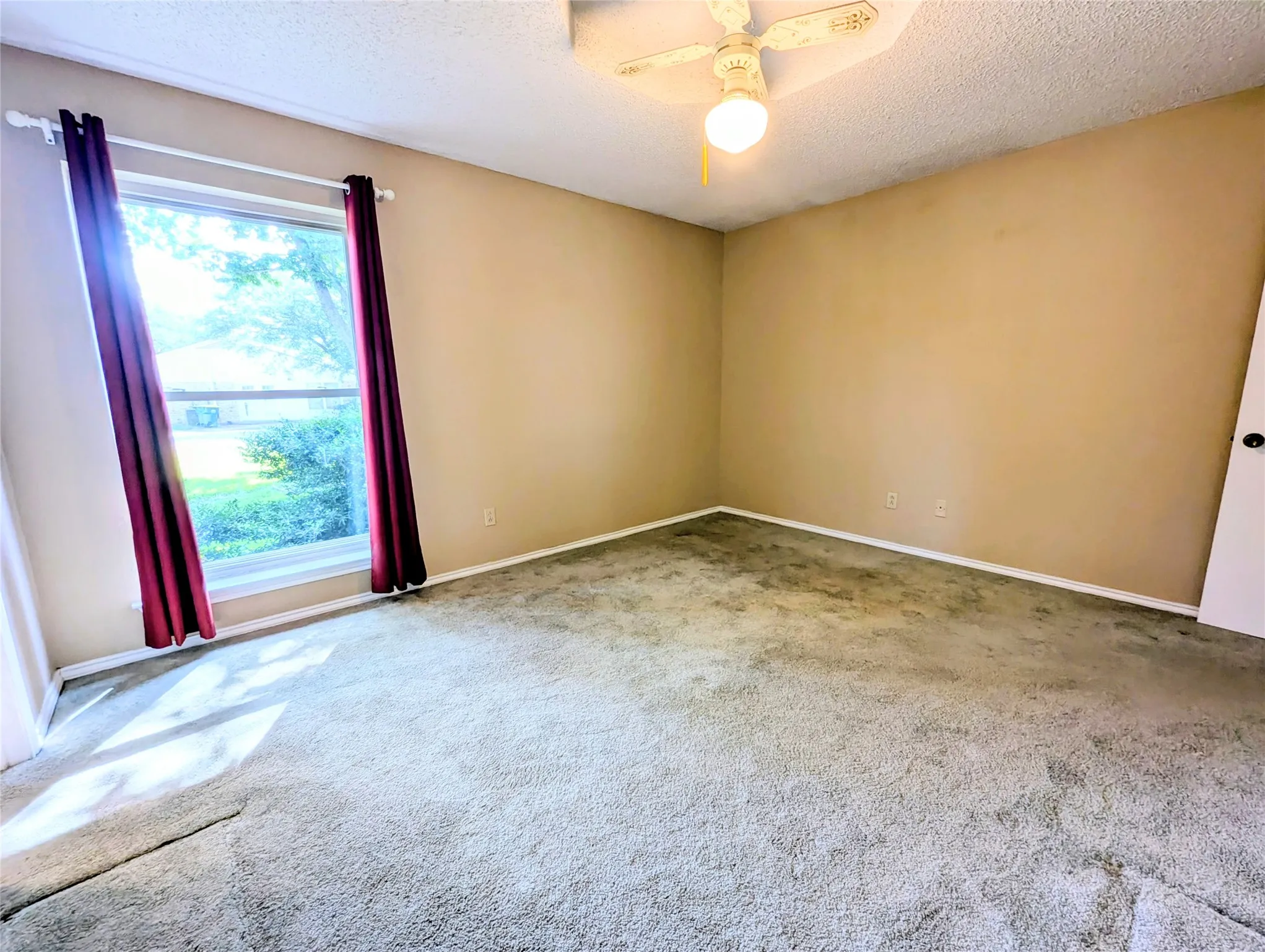 Single Family Residence For Rent in Hood County , 2100 N Rough Creek Court, Granbury, Texas 76048, 3 Bedroom, 2 Bathroom, Garage spaces, 1,676 Sqft, built in 1982, mls#21348932, Real Estate Agent in Granbury, Homes For Rent in Hood county, Homes For Rent in Granbury, Realtor in Granbury Texas, Real Estate Brokerage Independent Realty Texas, Luminita Cordes Realtor