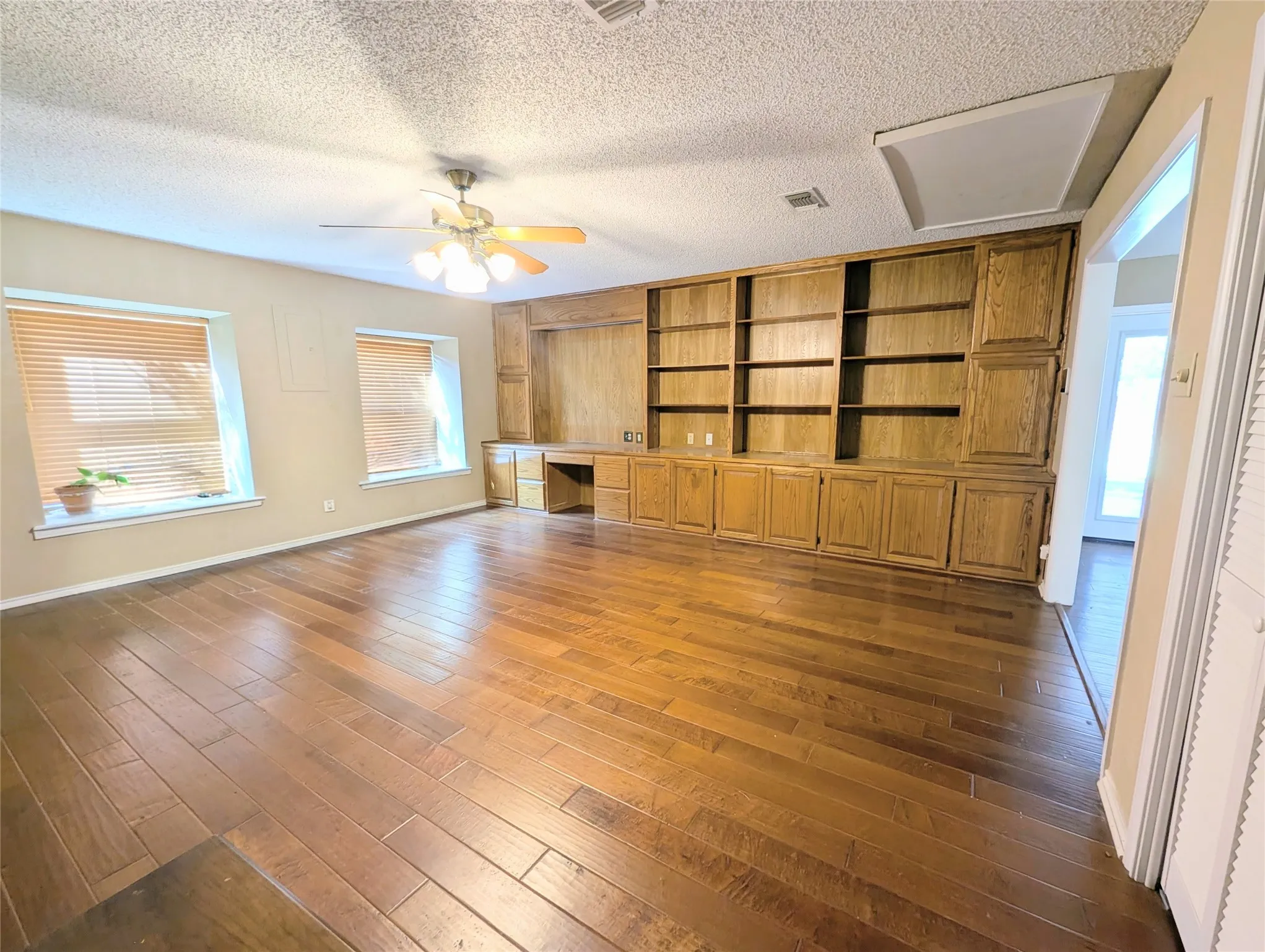Single Family Residence For Rent in Hood County , 2100 N Rough Creek Court, Granbury, Texas 76048, 3 Bedroom, 2 Bathroom, Garage spaces, 1,676 Sqft, built in 1982, mls#21348932, Real Estate Agent in Granbury, Homes For Rent in Hood county, Homes For Rent in Granbury, Realtor in Granbury Texas, Real Estate Brokerage Independent Realty Texas, Luminita Cordes Realtor