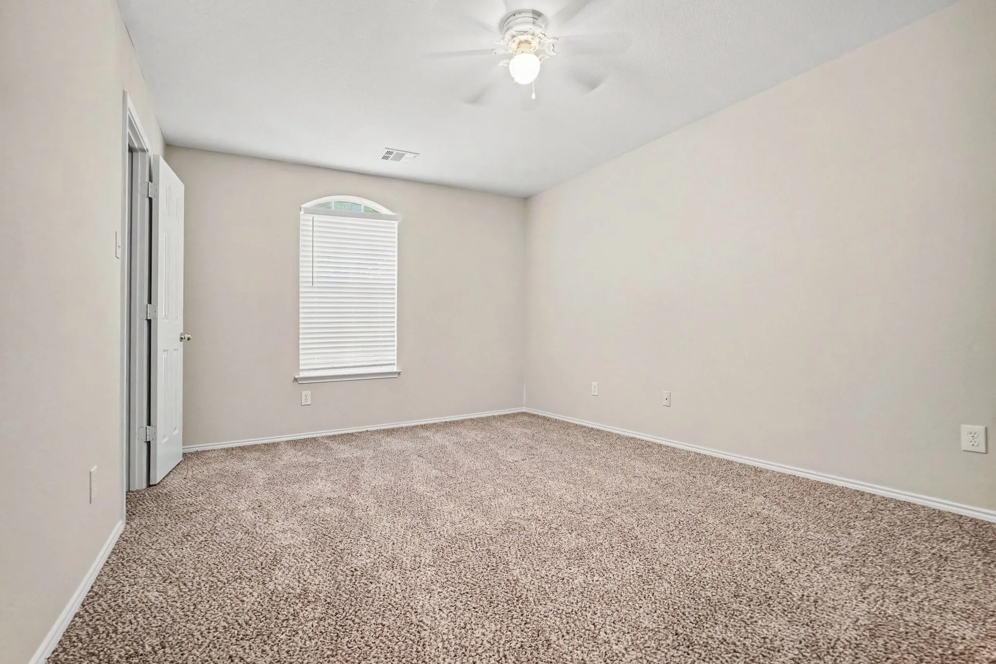 Single Family Residence For Sale in Tarrant County , 4808 Winterview Drive, Mansfield, Texas 76063, 5 Bedroom, 4 Bathroom, 2 Garage spaces, 4,427 Sqft, built in 2002, mls#21344278, Real Estate Agent in Mansfield, Homes For Sale in Tarrant county, Homes For Sale in Mansfield, Realtor in Mansfield Texas, Real Estate Brokerage Independent Realty Texas, Luminita Cordes Realtor