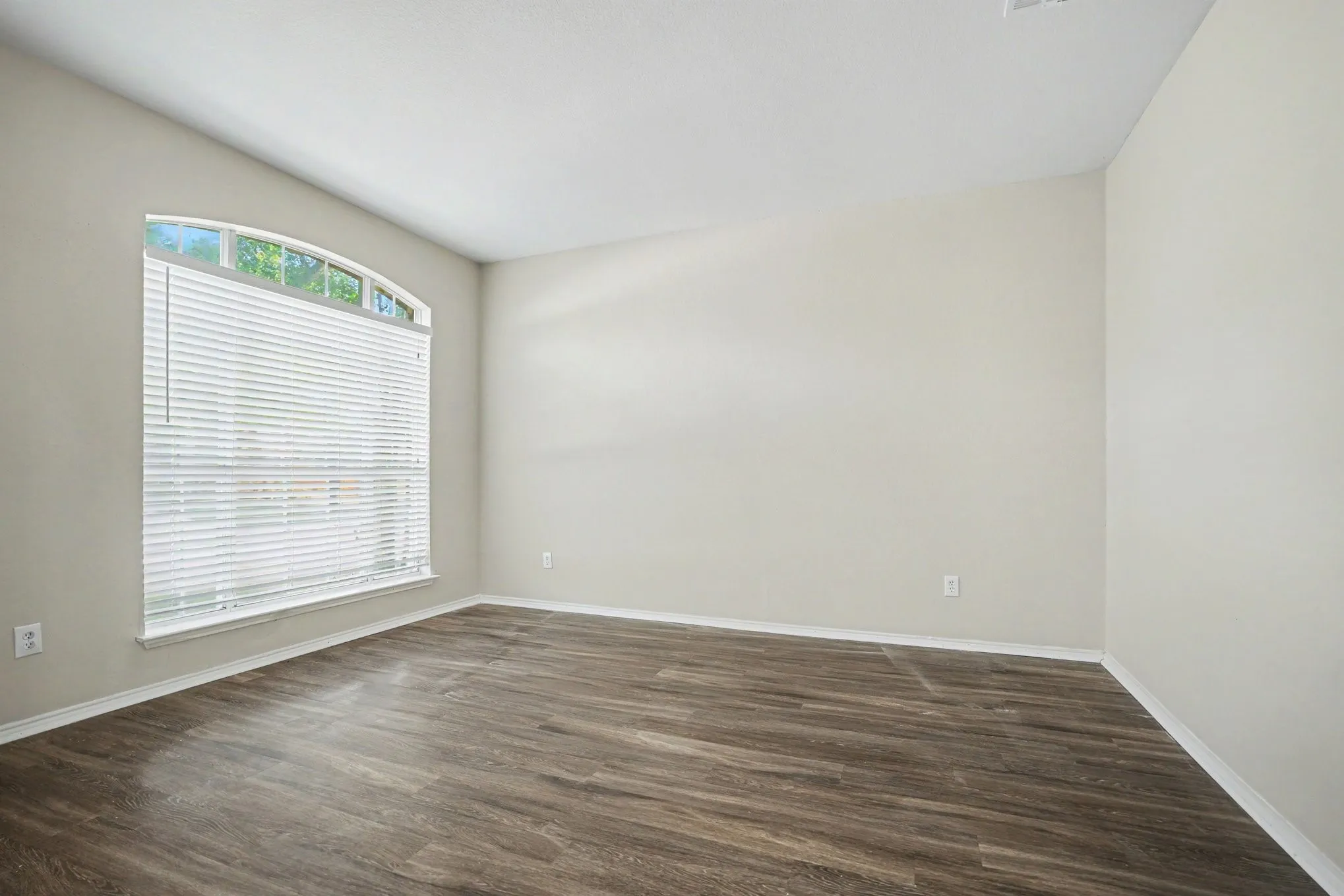 Single Family Residence For Sale in Tarrant County , 4808 Winterview Drive, Mansfield, Texas 76063, 5 Bedroom, 4 Bathroom, 2 Garage spaces, 4,427 Sqft, built in 2002, mls#21344278, Real Estate Agent in Mansfield, Homes For Sale in Tarrant county, Homes For Sale in Mansfield, Realtor in Mansfield Texas, Real Estate Brokerage Independent Realty Texas, Luminita Cordes Realtor