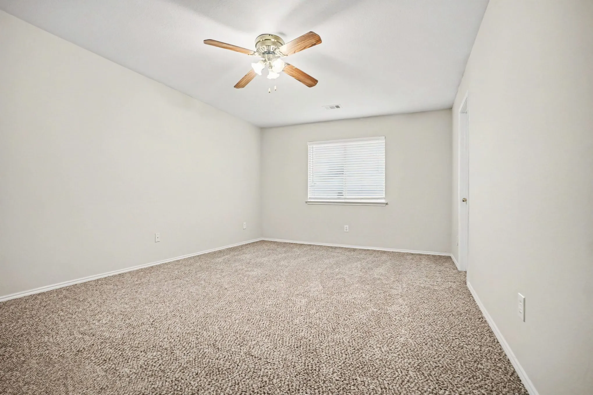 Single Family Residence For Sale in Tarrant County , 4808 Winterview Drive, Mansfield, Texas 76063, 5 Bedroom, 4 Bathroom, 2 Garage spaces, 4,427 Sqft, built in 2002, mls#21344278, Real Estate Agent in Mansfield, Homes For Sale in Tarrant county, Homes For Sale in Mansfield, Realtor in Mansfield Texas, Real Estate Brokerage Independent Realty Texas, Luminita Cordes Realtor