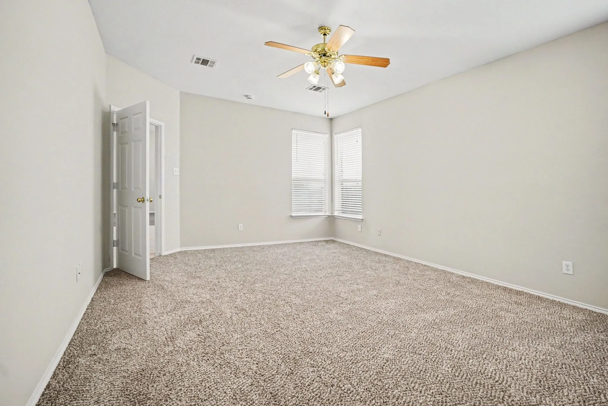 Single Family Residence For Sale in Tarrant County , 4808 Winterview Drive, Mansfield, Texas 76063, 5 Bedroom, 4 Bathroom, 2 Garage spaces, 4,427 Sqft, built in 2002, mls#21344278, Real Estate Agent in Mansfield, Homes For Sale in Tarrant county, Homes For Sale in Mansfield, Realtor in Mansfield Texas, Real Estate Brokerage Independent Realty Texas, Luminita Cordes Realtor