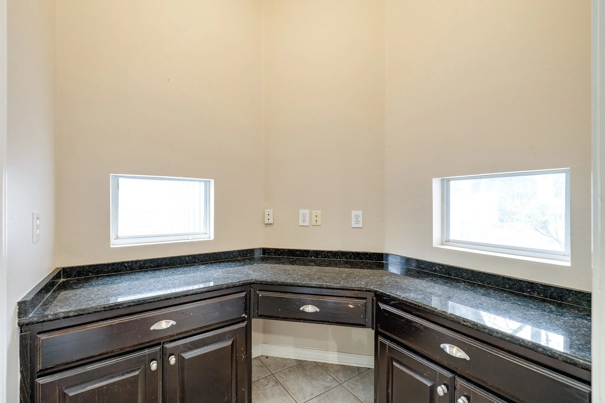 Single Family Residence For Rent in Dallas County , 2817 Newburyport Avenue, Garland, Texas 75044, 3 Bedroom, 4 Bathroom, 2 Garage spaces, 2,827 Sqft, built in 1999, mls#21349386, Real Estate Agent in Garland, Homes For Rent in Dallas county, Homes For Rent in Garland, Realtor in Garland Texas, Real Estate Brokerage Independent Realty Texas, Luminita Cordes Realtor
