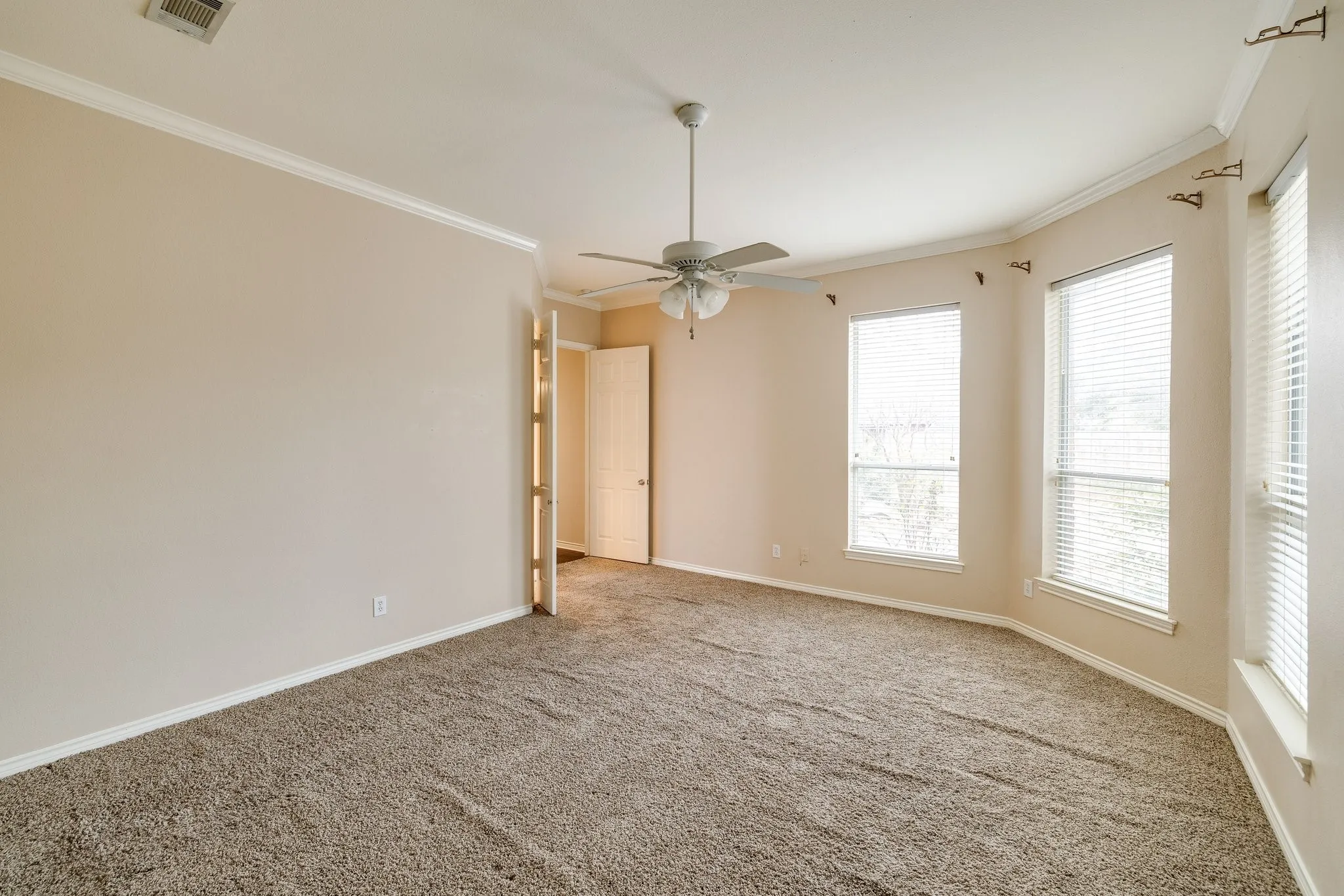 Single Family Residence For Rent in Dallas County , 2817 Newburyport Avenue, Garland, Texas 75044, 3 Bedroom, 4 Bathroom, 2 Garage spaces, 2,827 Sqft, built in 1999, mls#21349386, Real Estate Agent in Garland, Homes For Rent in Dallas county, Homes For Rent in Garland, Realtor in Garland Texas, Real Estate Brokerage Independent Realty Texas, Luminita Cordes Realtor