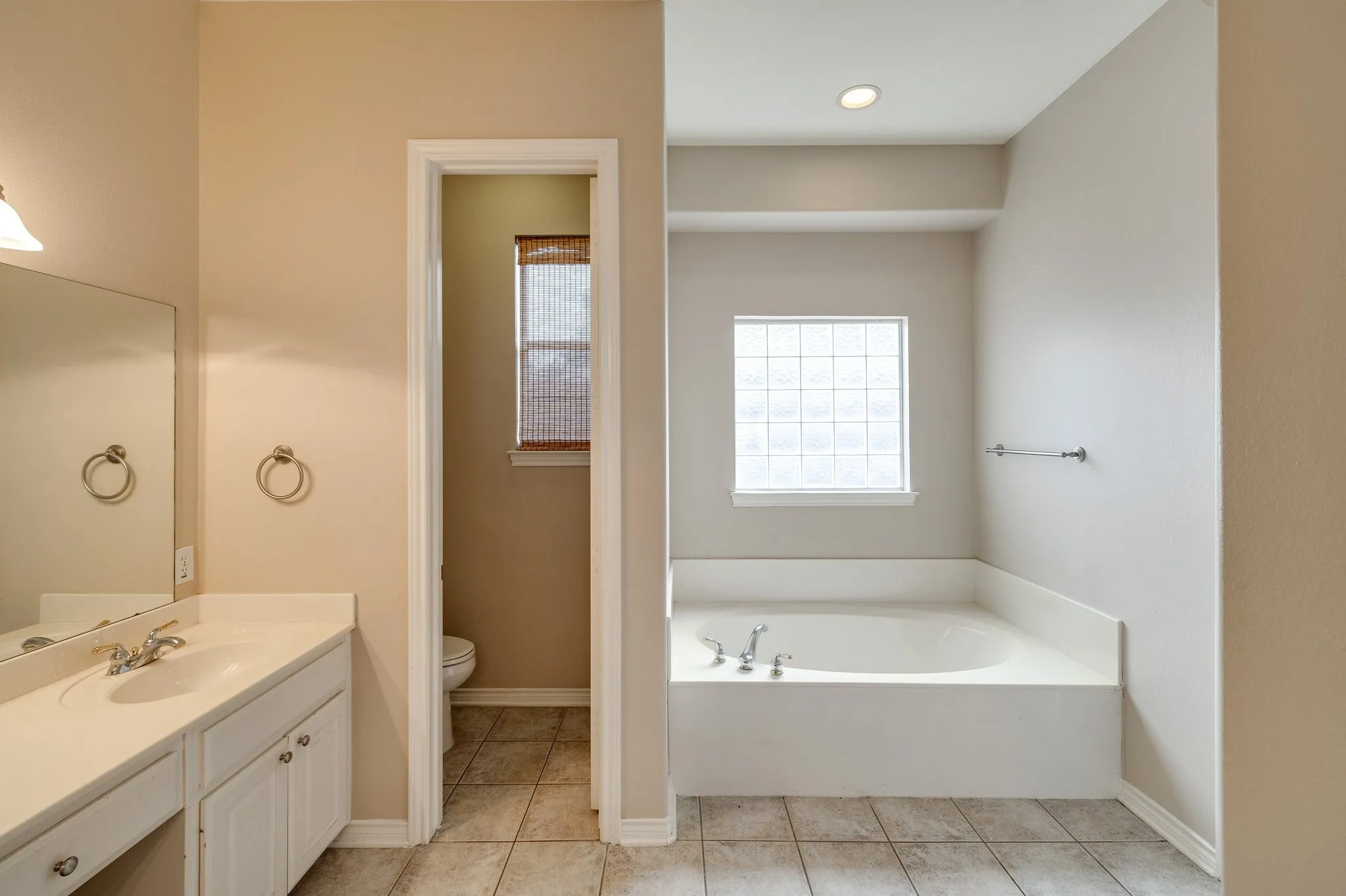 Single Family Residence For Rent in Dallas County , 2817 Newburyport Avenue, Garland, Texas 75044, 3 Bedroom, 4 Bathroom, 2 Garage spaces, 2,827 Sqft, built in 1999, mls#21349386, Real Estate Agent in Garland, Homes For Rent in Dallas county, Homes For Rent in Garland, Realtor in Garland Texas, Real Estate Brokerage Independent Realty Texas, Luminita Cordes Realtor