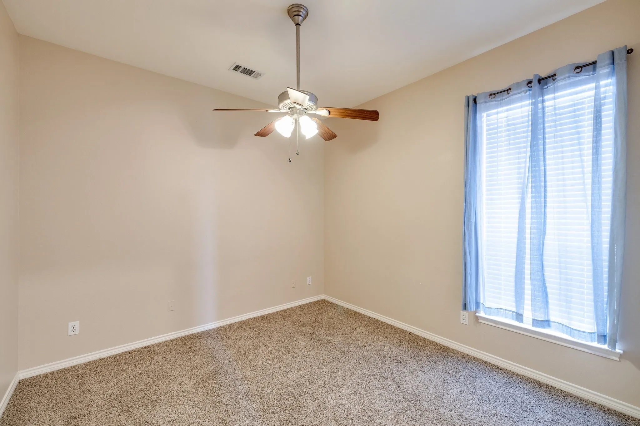 Single Family Residence For Rent in Dallas County , 2817 Newburyport Avenue, Garland, Texas 75044, 3 Bedroom, 4 Bathroom, 2 Garage spaces, 2,827 Sqft, built in 1999, mls#21349386, Real Estate Agent in Garland, Homes For Rent in Dallas county, Homes For Rent in Garland, Realtor in Garland Texas, Real Estate Brokerage Independent Realty Texas, Luminita Cordes Realtor