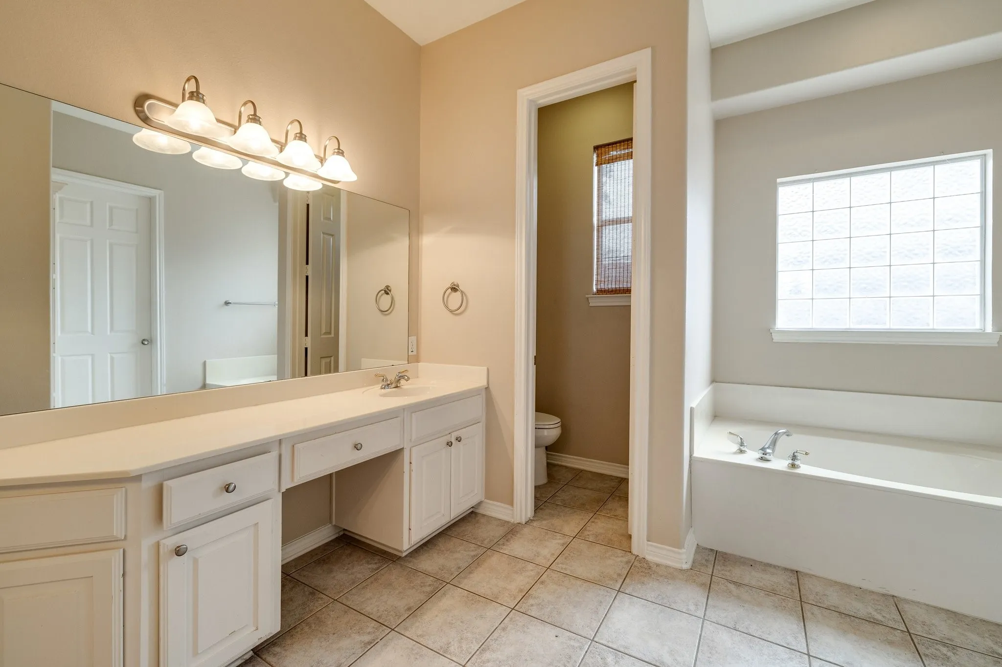 Single Family Residence For Rent in Dallas County , 2817 Newburyport Avenue, Garland, Texas 75044, 3 Bedroom, 4 Bathroom, 2 Garage spaces, 2,827 Sqft, built in 1999, mls#21349386, Real Estate Agent in Garland, Homes For Rent in Dallas county, Homes For Rent in Garland, Realtor in Garland Texas, Real Estate Brokerage Independent Realty Texas, Luminita Cordes Realtor