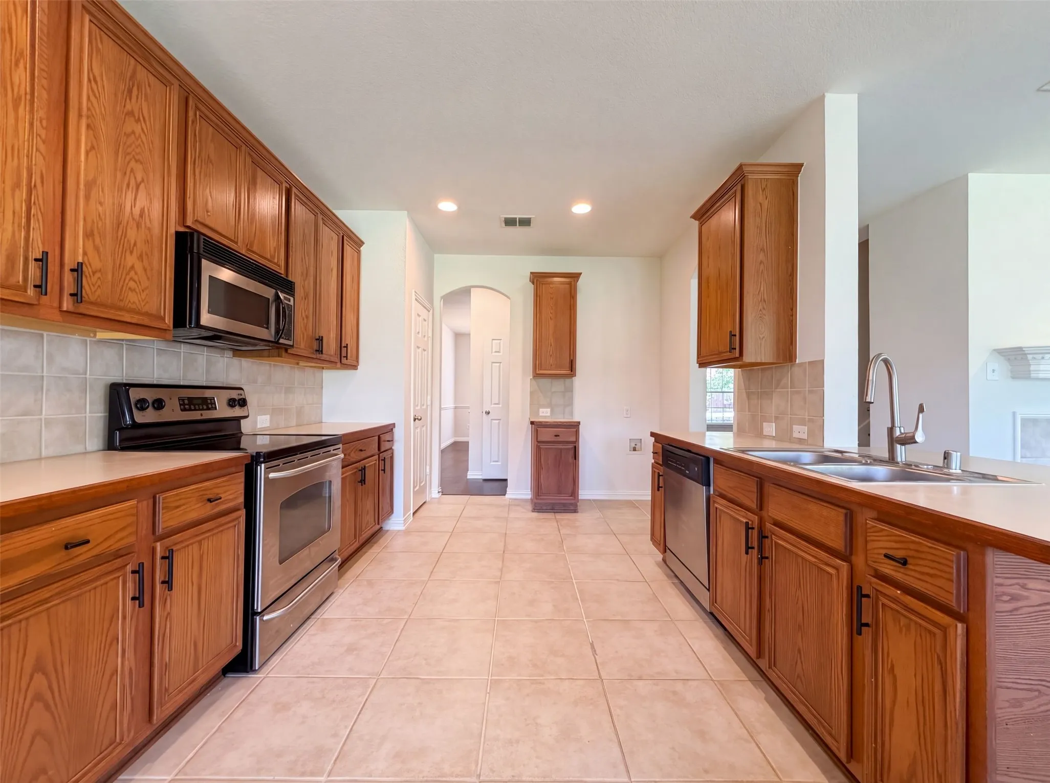 Single Family Residence For Sale in Dallas County , 1420 Fleetwood Cove Drive, Grand Prairie, Texas 75052, 4 Bedroom, 3 Bathroom, 2 Garage spaces, 2,861 Sqft, built in 2006, mls#21349394, Real Estate Agent in Grand Prairie, Homes For Sale in Dallas county, Homes For Sale in Grand Prairie, Realtor in Grand Prairie Texas, Real Estate Brokerage Independent Realty Texas, Luminita Cordes Realtor