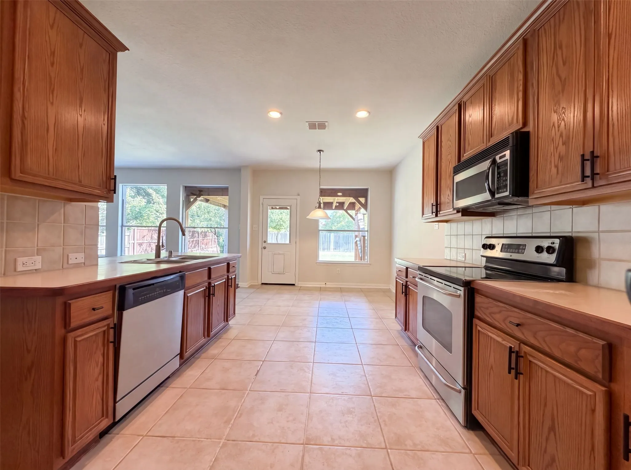 Single Family Residence For Sale in Dallas County , 1420 Fleetwood Cove Drive, Grand Prairie, Texas 75052, 4 Bedroom, 3 Bathroom, 2 Garage spaces, 2,861 Sqft, built in 2006, mls#21349394, Real Estate Agent in Grand Prairie, Homes For Sale in Dallas county, Homes For Sale in Grand Prairie, Realtor in Grand Prairie Texas, Real Estate Brokerage Independent Realty Texas, Luminita Cordes Realtor