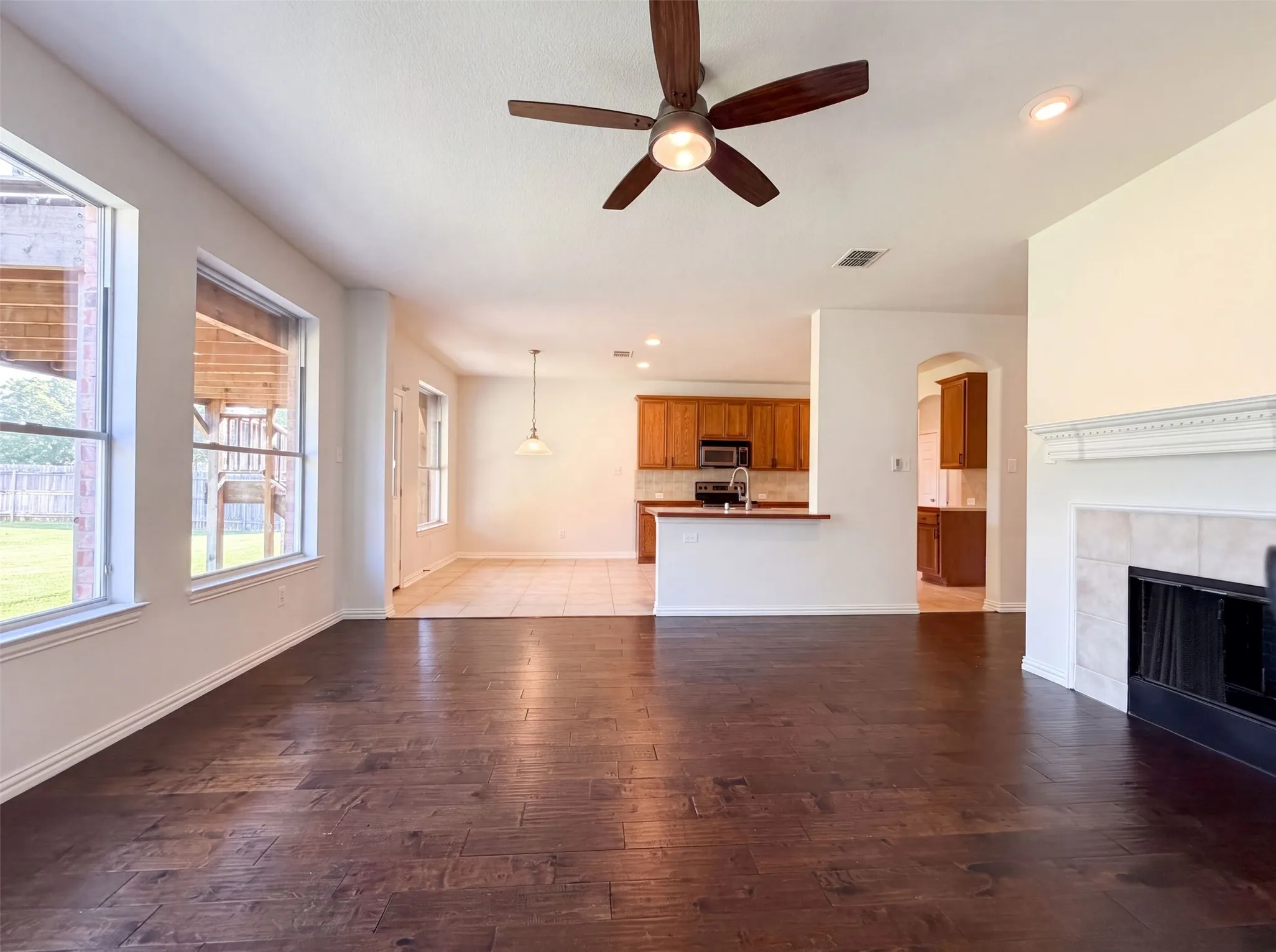 Single Family Residence For Sale in Dallas County , 1420 Fleetwood Cove Drive, Grand Prairie, Texas 75052, 4 Bedroom, 3 Bathroom, 2 Garage spaces, 2,861 Sqft, built in 2006, mls#21349394, Real Estate Agent in Grand Prairie, Homes For Sale in Dallas county, Homes For Sale in Grand Prairie, Realtor in Grand Prairie Texas, Real Estate Brokerage Independent Realty Texas, Luminita Cordes Realtor