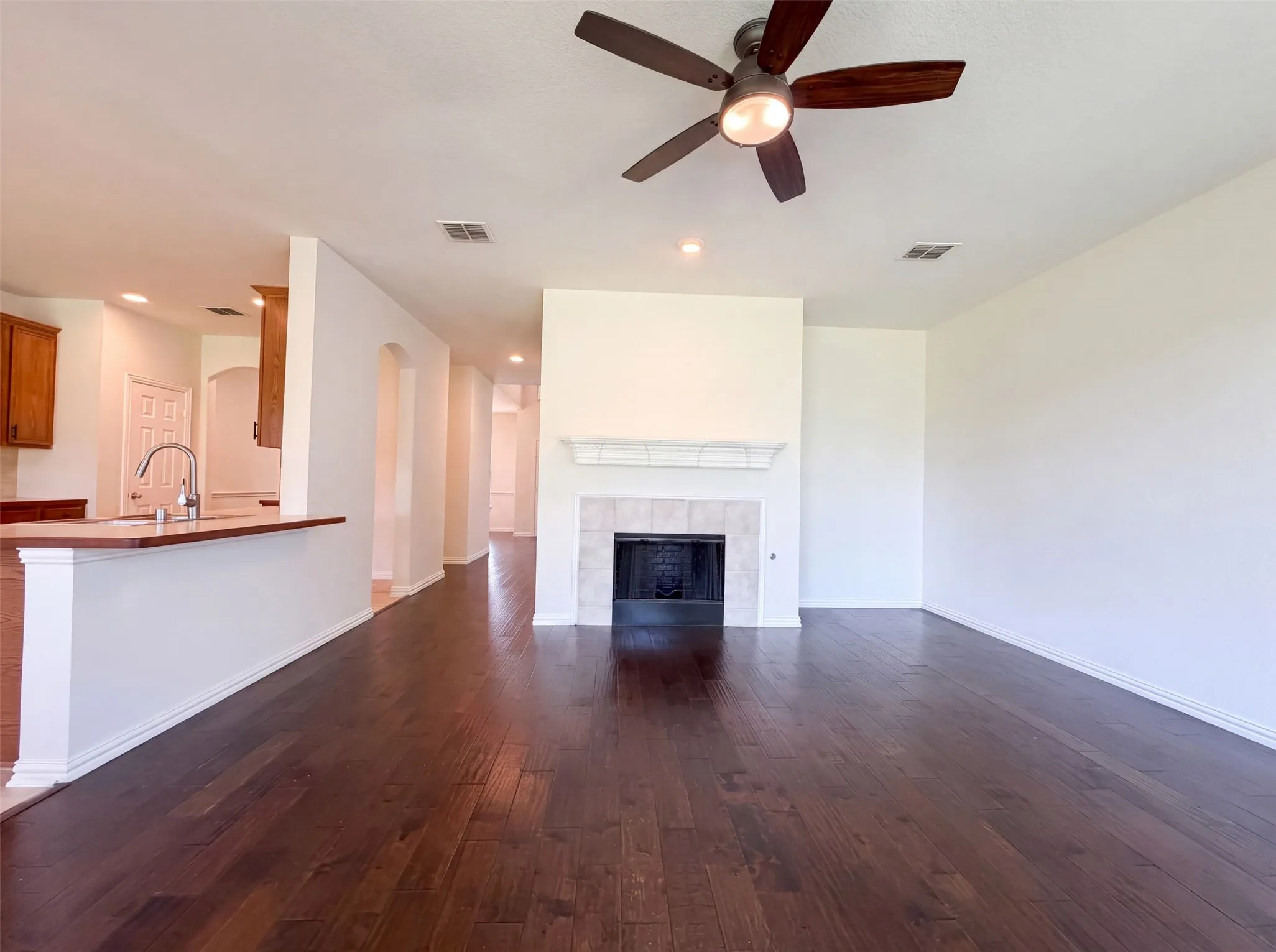 Single Family Residence For Sale in Dallas County , 1420 Fleetwood Cove Drive, Grand Prairie, Texas 75052, 4 Bedroom, 3 Bathroom, 2 Garage spaces, 2,861 Sqft, built in 2006, mls#21349394, Real Estate Agent in Grand Prairie, Homes For Sale in Dallas county, Homes For Sale in Grand Prairie, Realtor in Grand Prairie Texas, Real Estate Brokerage Independent Realty Texas, Luminita Cordes Realtor