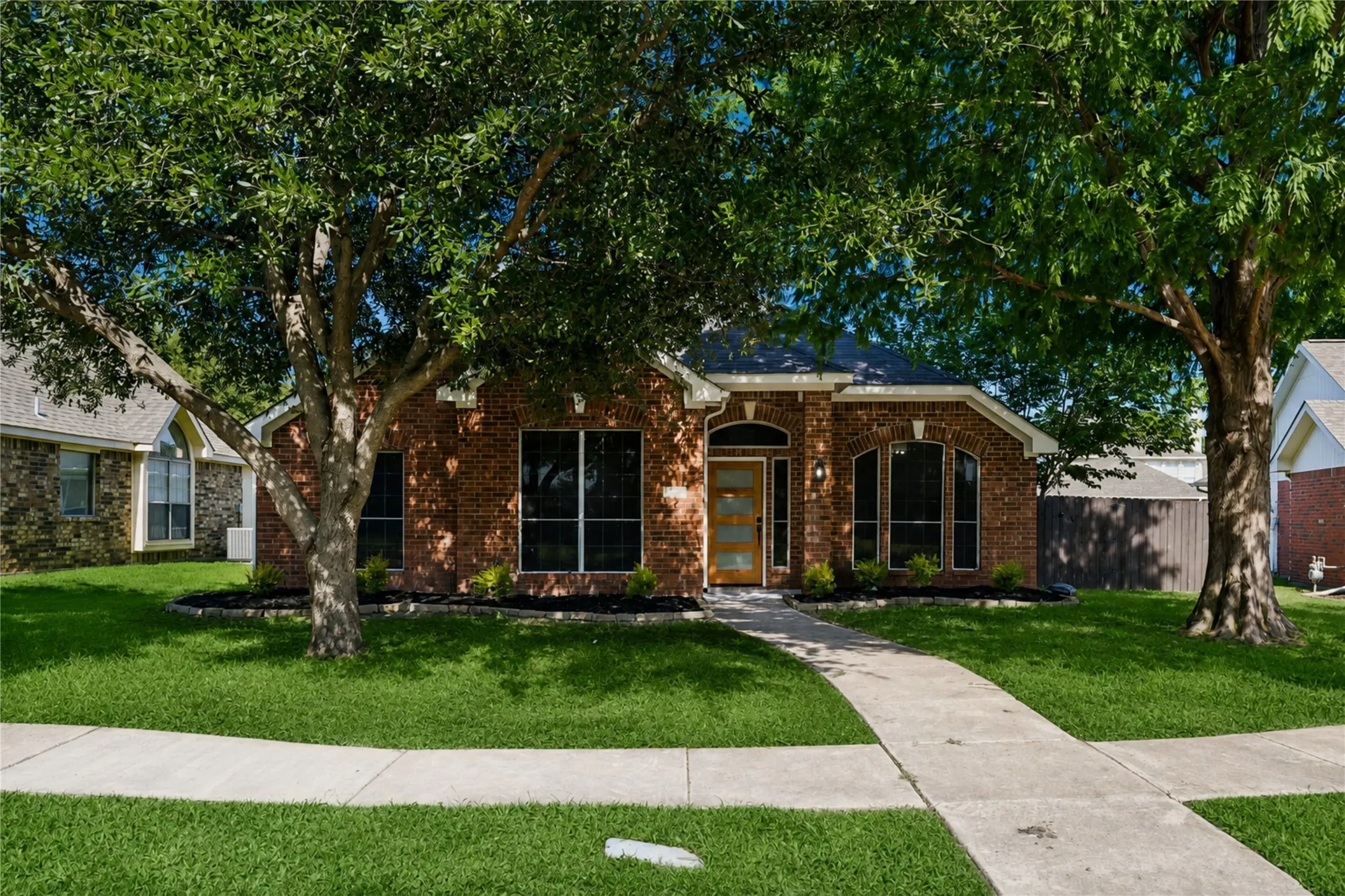 Single Family Residence For Sale in Collin County , 305 Droinwich Circle, Allen, Texas 75002, 3 Bedroom, 2 Bathroom, 2 Garage spaces, 1,803 Sqft, built in 1995, mls#21349355, Real Estate Agent in Allen, Homes For Sale in Collin county, Homes For Sale in Allen, Realtor in Allen Texas, Real Estate Brokerage Independent Realty Texas, Luminita Cordes Realtor