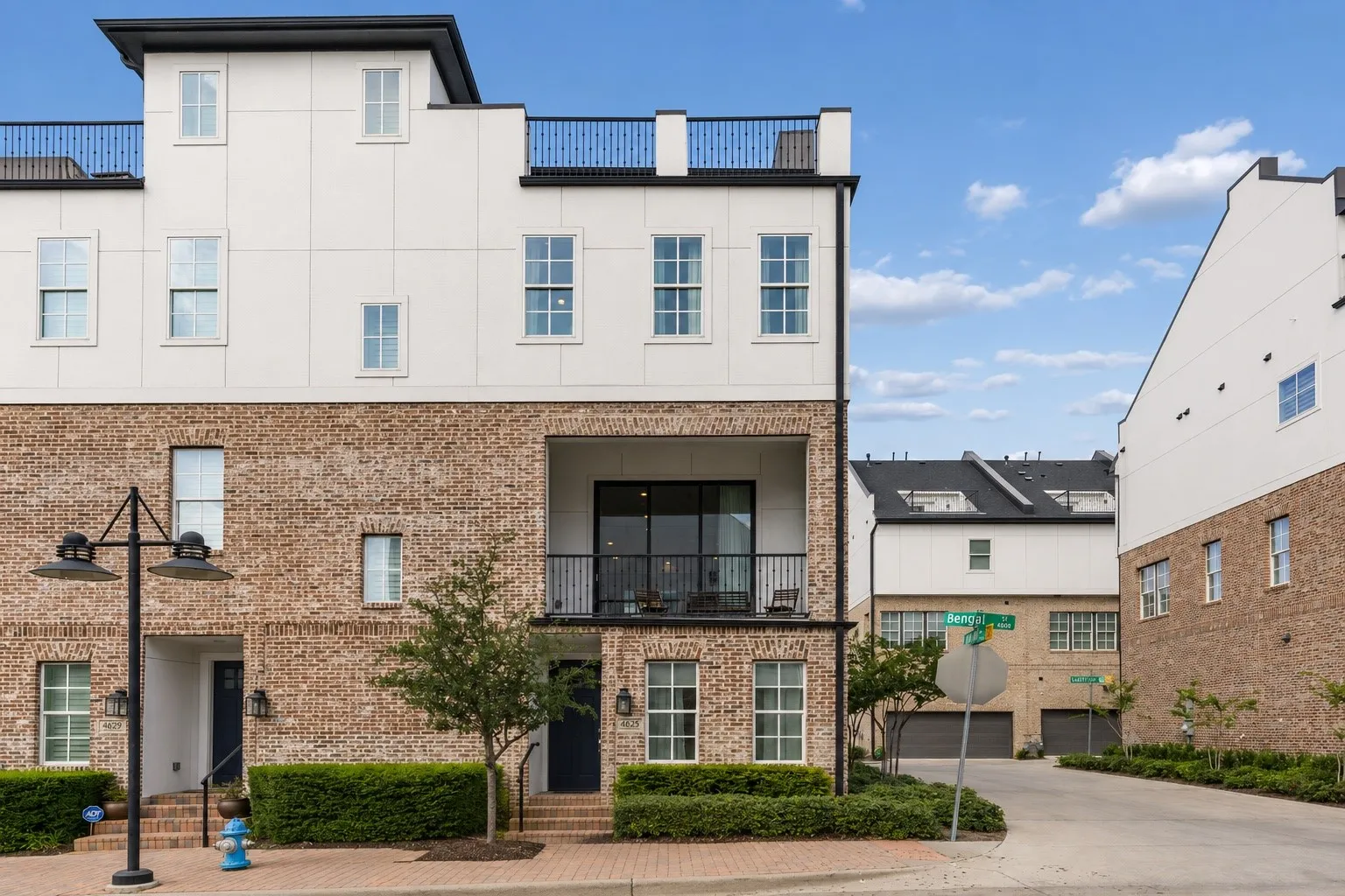 Townhouse For Rent in Dallas County , 4625 Greenborough Lane, Dallas, Texas 75219, 3 Bedroom, 4 Bathroom, 2 Garage spaces, 2,016 Sqft, built in 2022, mls#21349327, Real Estate Agent in Dallas, Homes For Rent in Dallas county, Homes For Rent in Dallas, Realtor in Dallas Texas, Real Estate Brokerage Independent Realty Texas, Luminita Cordes Realtor