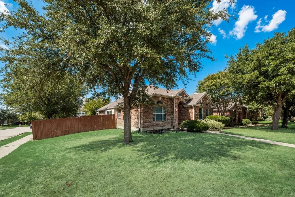 Single Family Residence For Rent in Denton County , 12421 Bruschetta Drive, Frisco, Texas 75033, 3 Bedroom, 2 Bathroom, 2 Garage spaces, 1,808 Sqft, built in 2003, mls#21349130, Real Estate Agent in Frisco, Homes For Rent in Denton county, Homes For Rent in Frisco, Realtor in Frisco Texas, Real Estate Brokerage Independent Realty Texas, Luminita Cordes Realtor