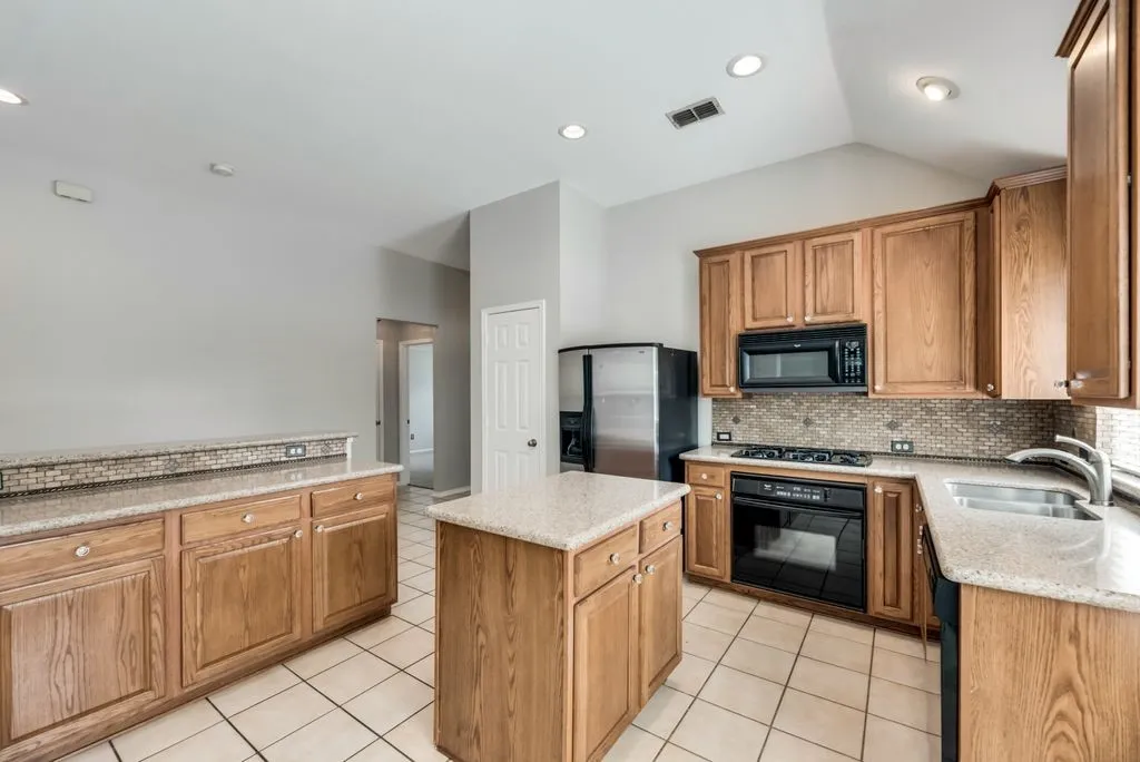 Single Family Residence For Rent in Denton County , 12421 Bruschetta Drive, Frisco, Texas 75033, 3 Bedroom, 2 Bathroom, 2 Garage spaces, 1,808 Sqft, built in 2003, mls#21349130, Real Estate Agent in Frisco, Homes For Rent in Denton county, Homes For Rent in Frisco, Realtor in Frisco Texas, Real Estate Brokerage Independent Realty Texas, Luminita Cordes Realtor