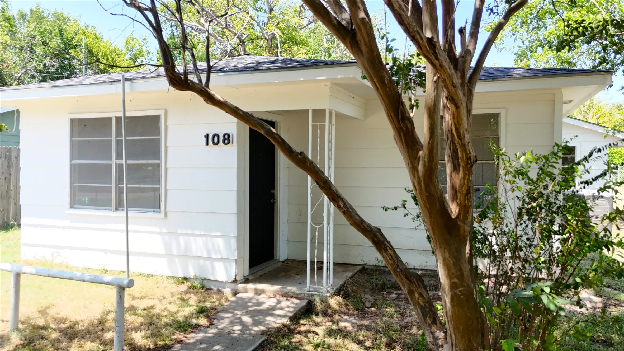 Single Family Residence For Sale in Hunt County , 108 E Kirby Avenue, Quinlan, Texas 75474, 4 Bedroom, 2 Bathroom, Garage spaces, 1,188 Sqft, built in 1967, mls#21349413, Real Estate Agent in Quinlan, Homes For Sale in Hunt county, Homes For Sale in Quinlan, Realtor in Quinlan Texas, Real Estate Brokerage Independent Realty Texas, Luminita Cordes Realtor