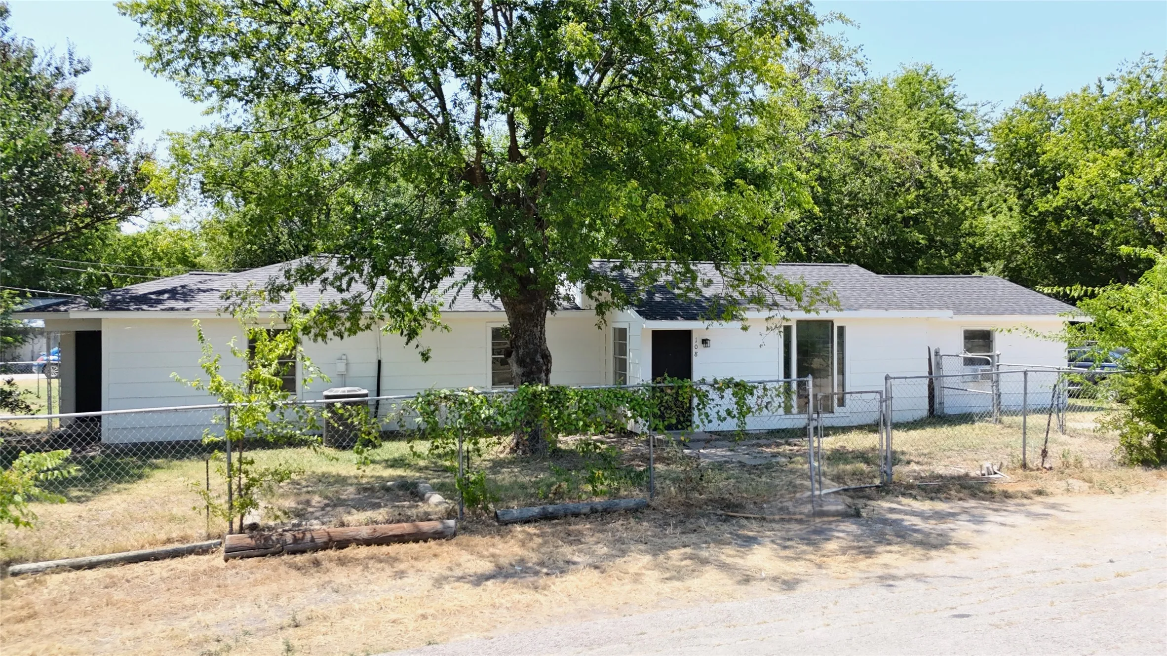 Single Family Residence For Sale in Hunt County , 108 E Kirby Avenue, Quinlan, Texas 75474, 4 Bedroom, 2 Bathroom, Garage spaces, 1,188 Sqft, built in 1967, mls#21349413, Real Estate Agent in Quinlan, Homes For Sale in Hunt county, Homes For Sale in Quinlan, Realtor in Quinlan Texas, Real Estate Brokerage Independent Realty Texas, Luminita Cordes Realtor