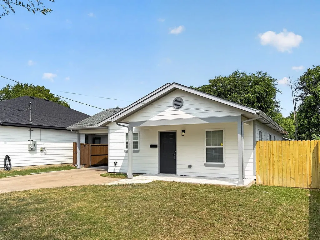 Single Family Residence For Sale in Dallas County , 2239 Wilhurt Avenue, Dallas, Texas 75216, 3 Bedroom, 2 Bathroom, Garage spaces, 1,200 Sqft, built in 2007, Price $219,500, mls#21348665, Real Estate Agent in Dallas, Homes For Sale in Dallas county, Homes For Sale in Dallas, Realtor in Dallas Texas, Real Estate Brokerage Independent Realty Texas, Luminita Cordes Realtor