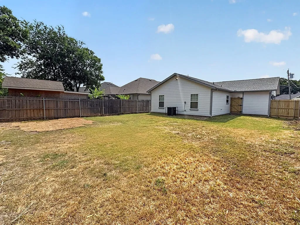 Single Family Residence For Sale in Dallas County , 2239 Wilhurt Avenue, Dallas, Texas 75216, 3 Bedroom, 2 Bathroom, Garage spaces, 1,200 Sqft, built in 2007, Price $219,500, mls#21348665, Real Estate Agent in Dallas, Homes For Sale in Dallas county, Homes For Sale in Dallas, Realtor in Dallas Texas, Real Estate Brokerage Independent Realty Texas, Luminita Cordes Realtor