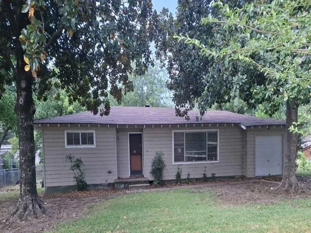 Single Family Residence For Sale in Tarrant County , 1100 Poe Street, Azle, Texas 76020, 3 Bedroom, 2 Bathroom, 1 Garage spaces, 1,460 Sqft, built in 1940, mls#21349347, Real Estate Agent in Azle, Homes For Sale in Tarrant county, Homes For Sale in Azle, Realtor in Azle Texas, Real Estate Brokerage Independent Realty Texas, Luminita Cordes Realtor