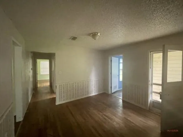 Single Family Residence For Sale in Tarrant County , 1100 Poe Street, Azle, Texas 76020, 3 Bedroom, 2 Bathroom, 1 Garage spaces, 1,460 Sqft, built in 1940, mls#21349347, Real Estate Agent in Azle, Homes For Sale in Tarrant county, Homes For Sale in Azle, Realtor in Azle Texas, Real Estate Brokerage Independent Realty Texas, Luminita Cordes Realtor