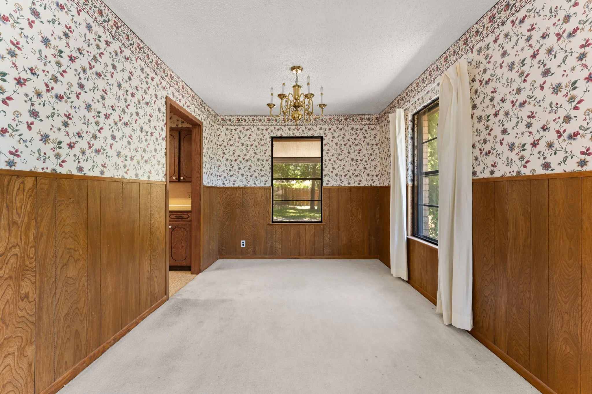 Single Family Residence For Sale in Bell County , 303 E 20th Avenue, Belton, Texas 76513, 3 Bedroom, 2 Bathroom, 2 Garage spaces, 1,559 Sqft, built in 1977, mls#21347581, Real Estate Agent in Belton, Homes For Sale in Bell county, Homes For Sale in Belton, Realtor in Belton Texas, Real Estate Brokerage Independent Realty Texas, Luminita Cordes Realtor