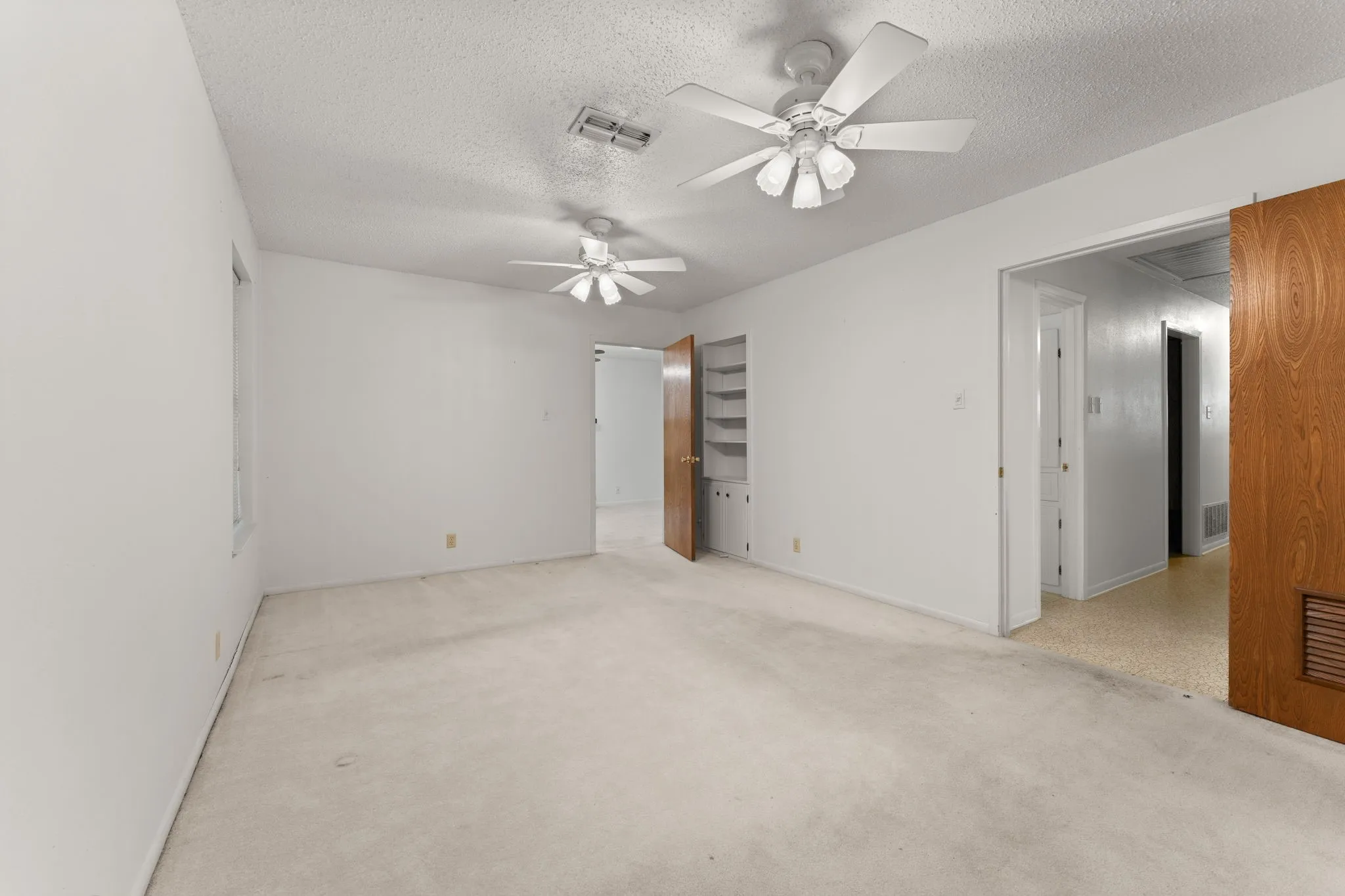 Single Family Residence For Sale in Bell County , 303 E 20th Avenue, Belton, Texas 76513, 3 Bedroom, 2 Bathroom, 2 Garage spaces, 1,559 Sqft, built in 1977, mls#21347581, Real Estate Agent in Belton, Homes For Sale in Bell county, Homes For Sale in Belton, Realtor in Belton Texas, Real Estate Brokerage Independent Realty Texas, Luminita Cordes Realtor