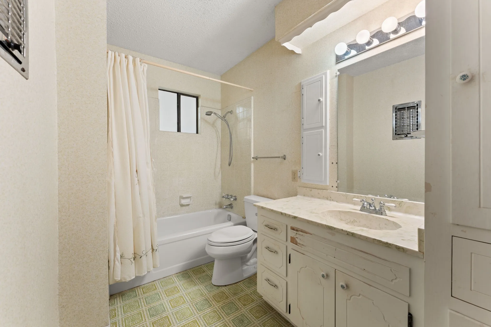 Single Family Residence For Sale in Bell County , 303 E 20th Avenue, Belton, Texas 76513, 3 Bedroom, 2 Bathroom, 2 Garage spaces, 1,559 Sqft, built in 1977, mls#21347581, Real Estate Agent in Belton, Homes For Sale in Bell county, Homes For Sale in Belton, Realtor in Belton Texas, Real Estate Brokerage Independent Realty Texas, Luminita Cordes Realtor