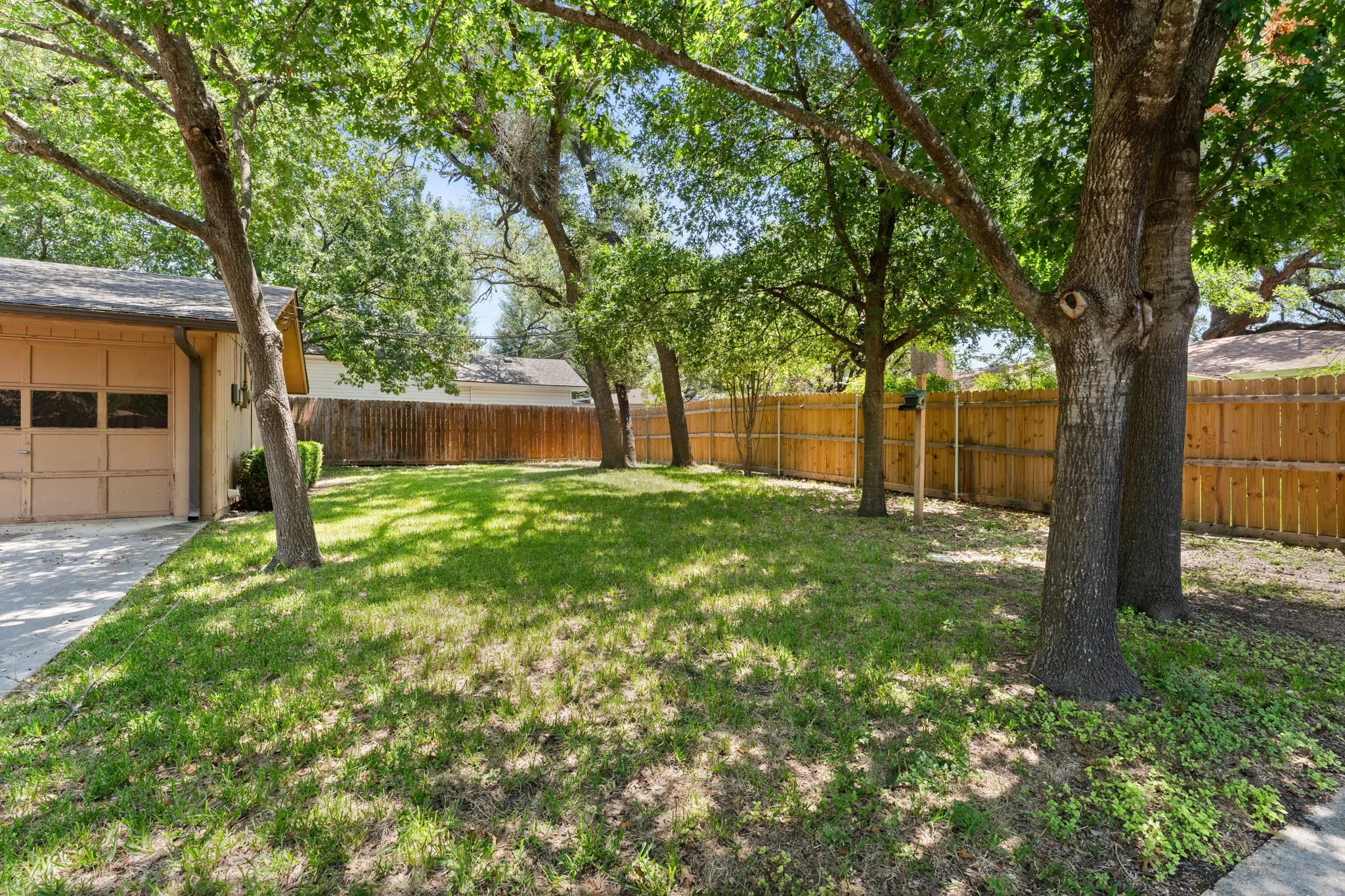 Single Family Residence For Sale in Bell County , 303 E 20th Avenue, Belton, Texas 76513, 3 Bedroom, 2 Bathroom, 2 Garage spaces, 1,559 Sqft, built in 1977, mls#21347581, Real Estate Agent in Belton, Homes For Sale in Bell county, Homes For Sale in Belton, Realtor in Belton Texas, Real Estate Brokerage Independent Realty Texas, Luminita Cordes Realtor