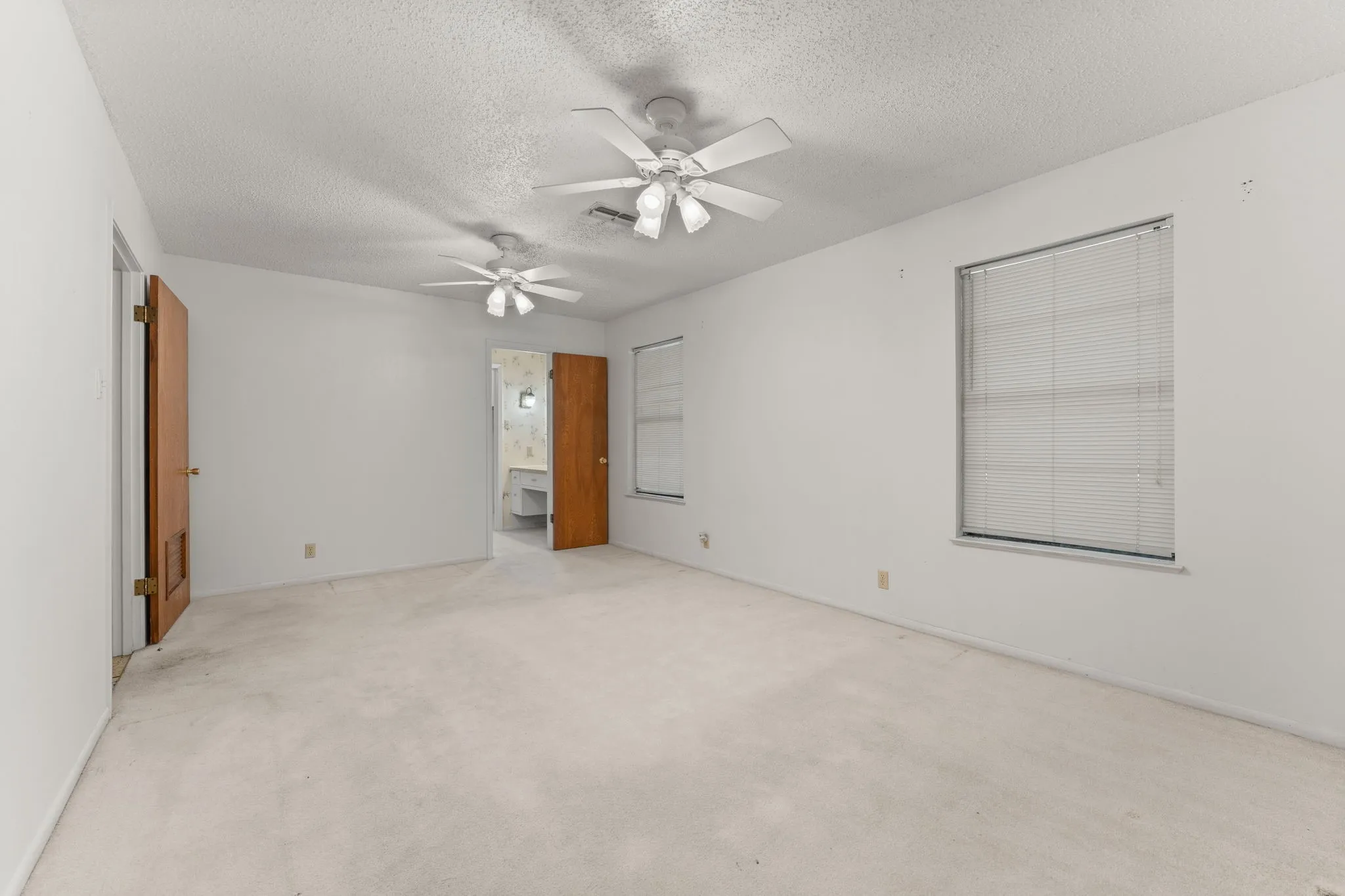 Single Family Residence For Sale in Bell County , 303 E 20th Avenue, Belton, Texas 76513, 3 Bedroom, 2 Bathroom, 2 Garage spaces, 1,559 Sqft, built in 1977, mls#21347581, Real Estate Agent in Belton, Homes For Sale in Bell county, Homes For Sale in Belton, Realtor in Belton Texas, Real Estate Brokerage Independent Realty Texas, Luminita Cordes Realtor