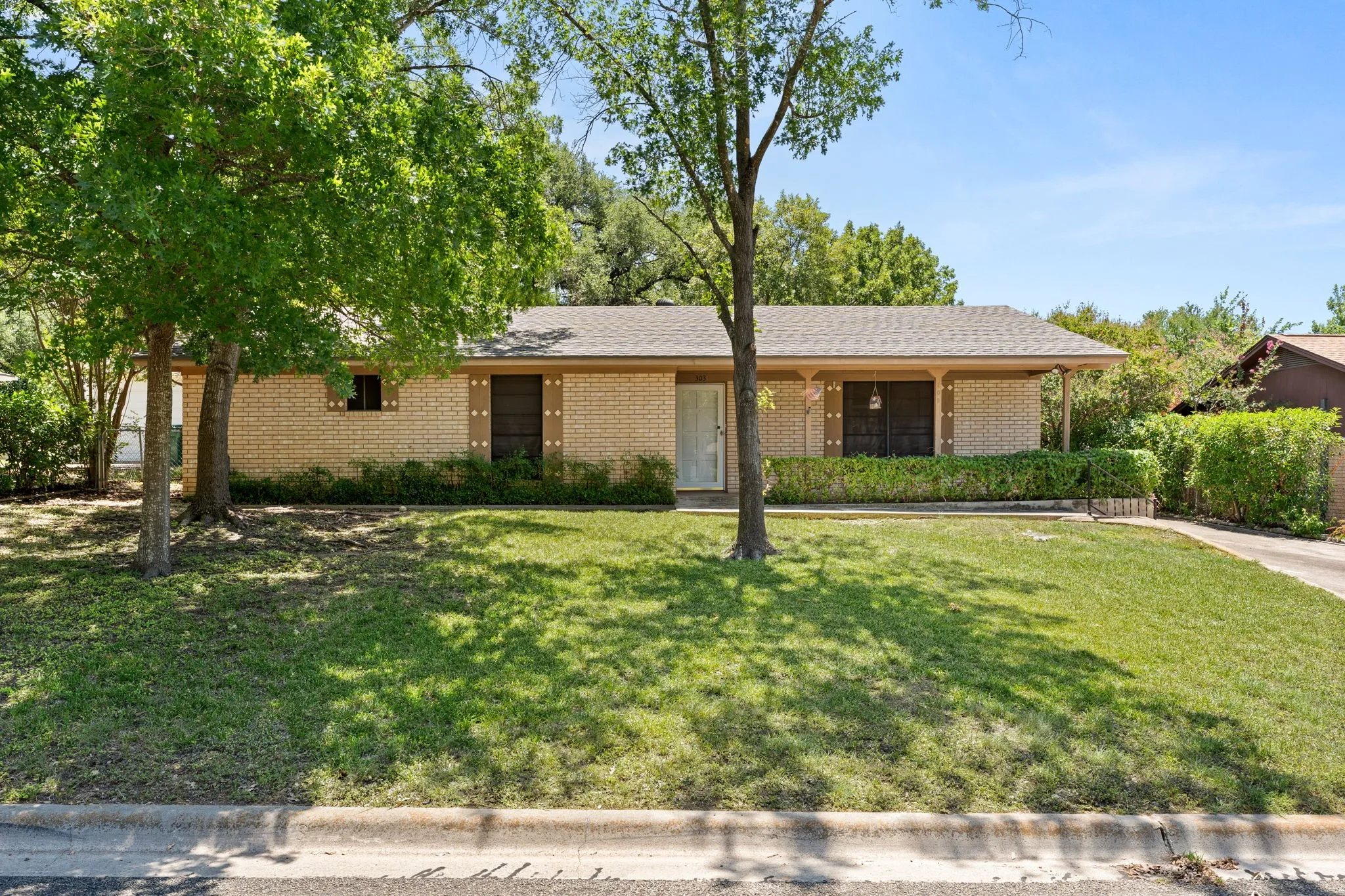 Single Family Residence For Sale in Bell County , 303 E 20th Avenue, Belton, Texas 76513, 3 Bedroom, 2 Bathroom, 2 Garage spaces, 1,559 Sqft, built in 1977, mls#21347581, Real Estate Agent in Belton, Homes For Sale in Bell county, Homes For Sale in Belton, Realtor in Belton Texas, Real Estate Brokerage Independent Realty Texas, Luminita Cordes Realtor