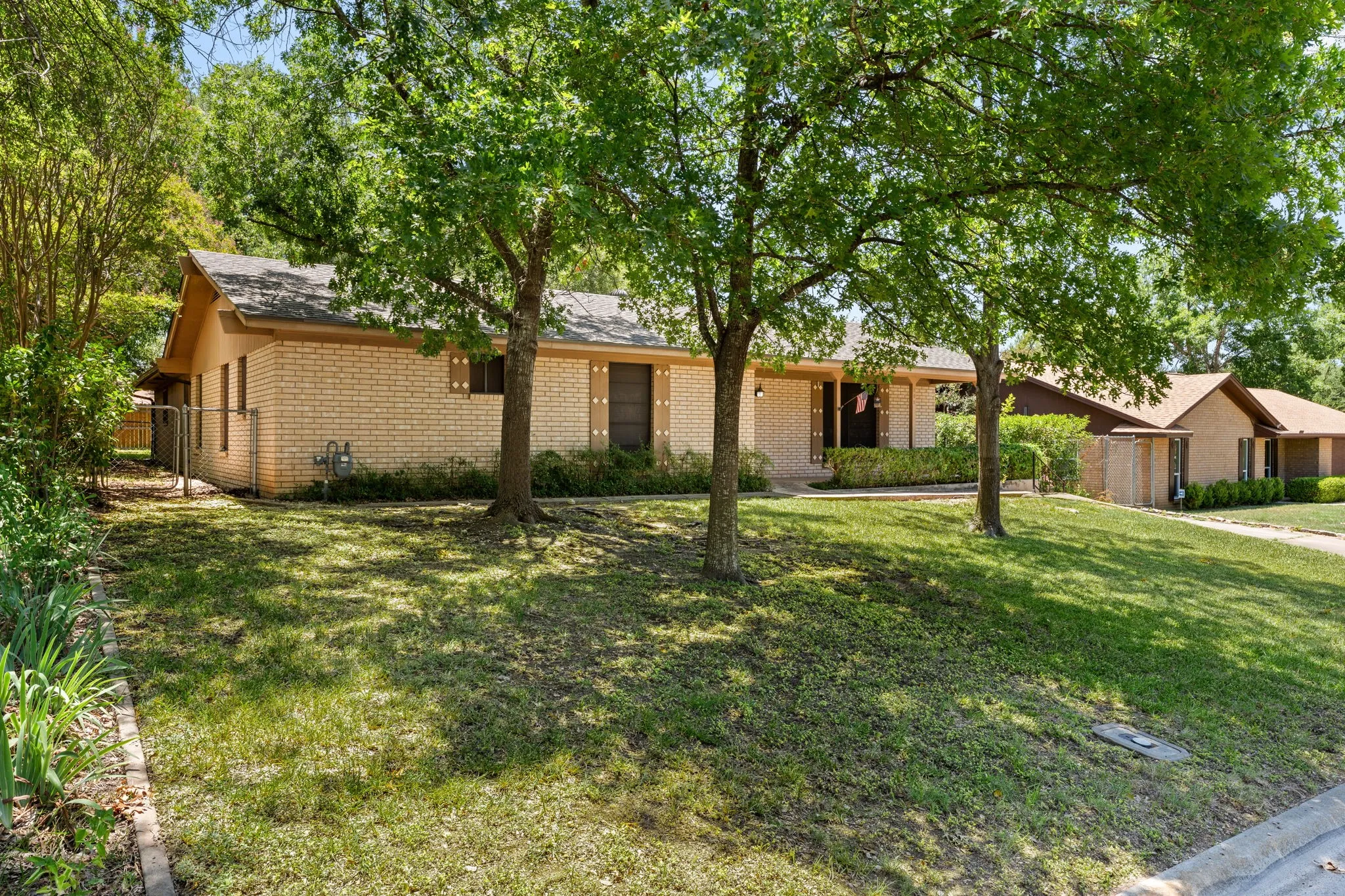 Single Family Residence For Sale in Bell County , 303 E 20th Avenue, Belton, Texas 76513, 3 Bedroom, 2 Bathroom, 2 Garage spaces, 1,559 Sqft, built in 1977, mls#21347581, Real Estate Agent in Belton, Homes For Sale in Bell county, Homes For Sale in Belton, Realtor in Belton Texas, Real Estate Brokerage Independent Realty Texas, Luminita Cordes Realtor