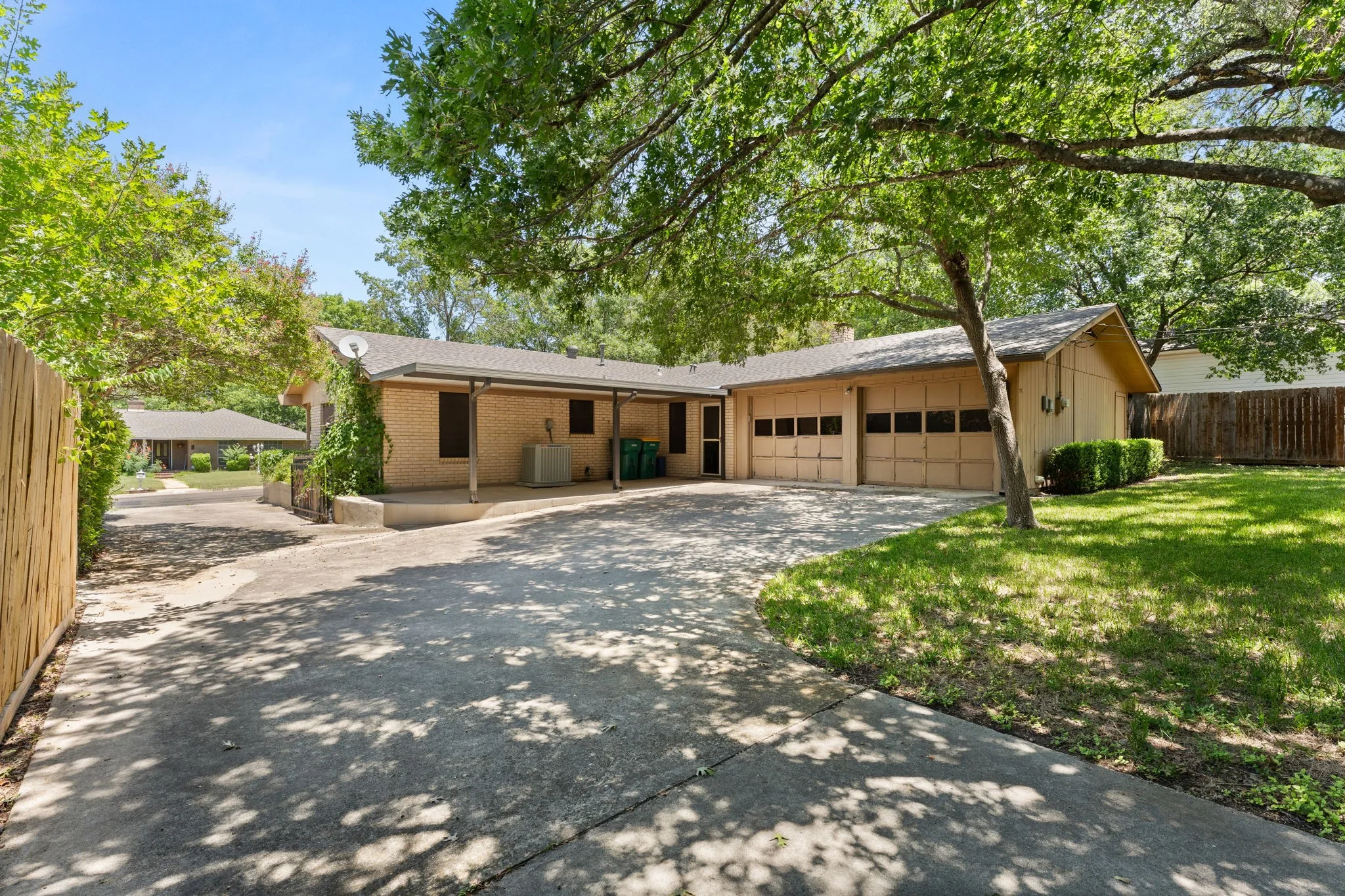 Single Family Residence For Sale in Bell County , 303 E 20th Avenue, Belton, Texas 76513, 3 Bedroom, 2 Bathroom, 2 Garage spaces, 1,559 Sqft, built in 1977, mls#21347581, Real Estate Agent in Belton, Homes For Sale in Bell county, Homes For Sale in Belton, Realtor in Belton Texas, Real Estate Brokerage Independent Realty Texas, Luminita Cordes Realtor