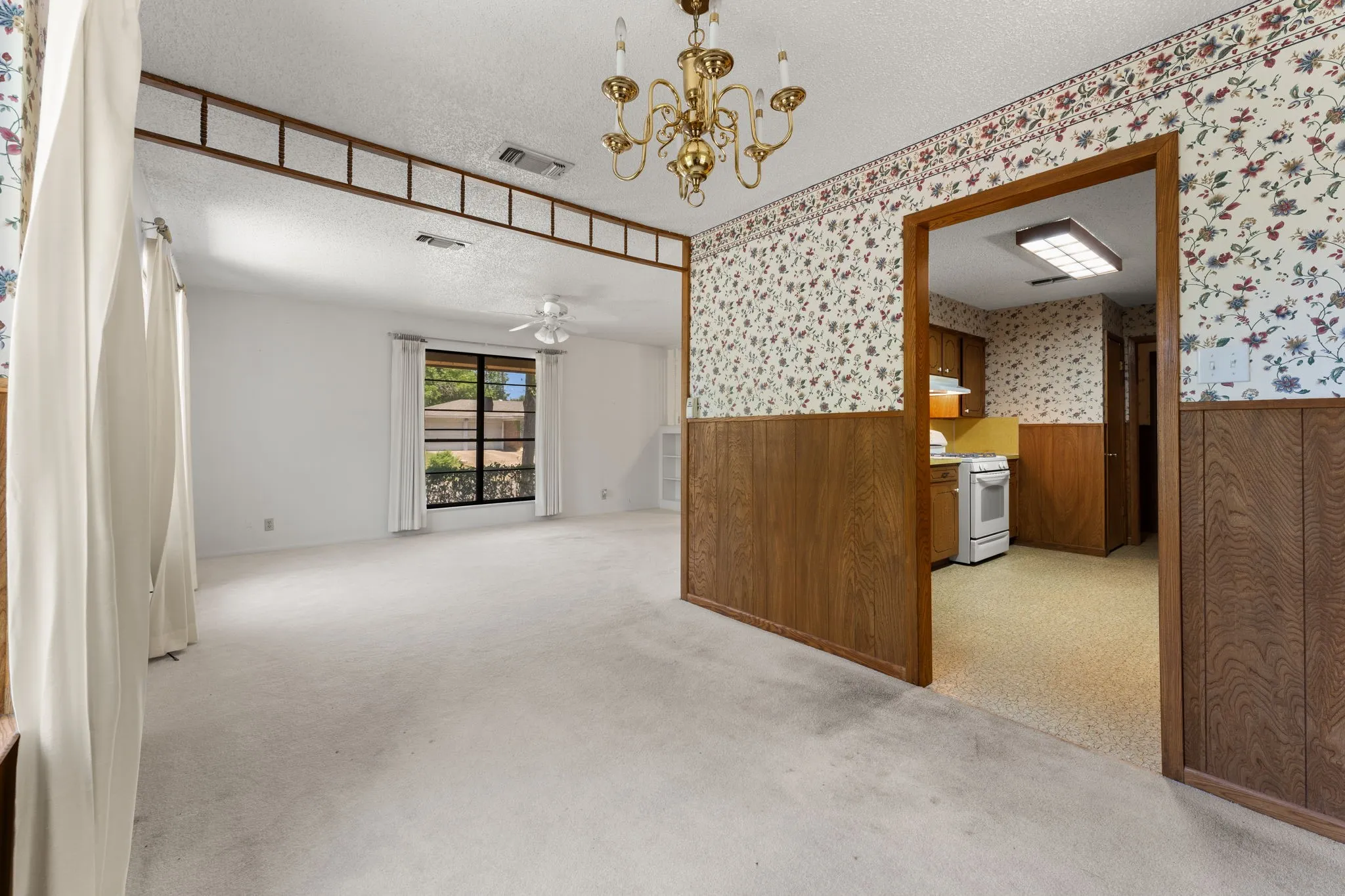 Single Family Residence For Sale in Bell County , 303 E 20th Avenue, Belton, Texas 76513, 3 Bedroom, 2 Bathroom, 2 Garage spaces, 1,559 Sqft, built in 1977, mls#21347581, Real Estate Agent in Belton, Homes For Sale in Bell county, Homes For Sale in Belton, Realtor in Belton Texas, Real Estate Brokerage Independent Realty Texas, Luminita Cordes Realtor
