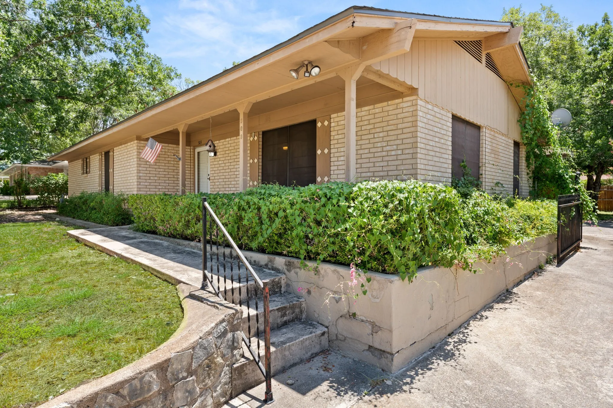 Single Family Residence For Sale in Bell County , 303 E 20th Avenue, Belton, Texas 76513, 3 Bedroom, 2 Bathroom, 2 Garage spaces, 1,559 Sqft, built in 1977, mls#21347581, Real Estate Agent in Belton, Homes For Sale in Bell county, Homes For Sale in Belton, Realtor in Belton Texas, Real Estate Brokerage Independent Realty Texas, Luminita Cordes Realtor