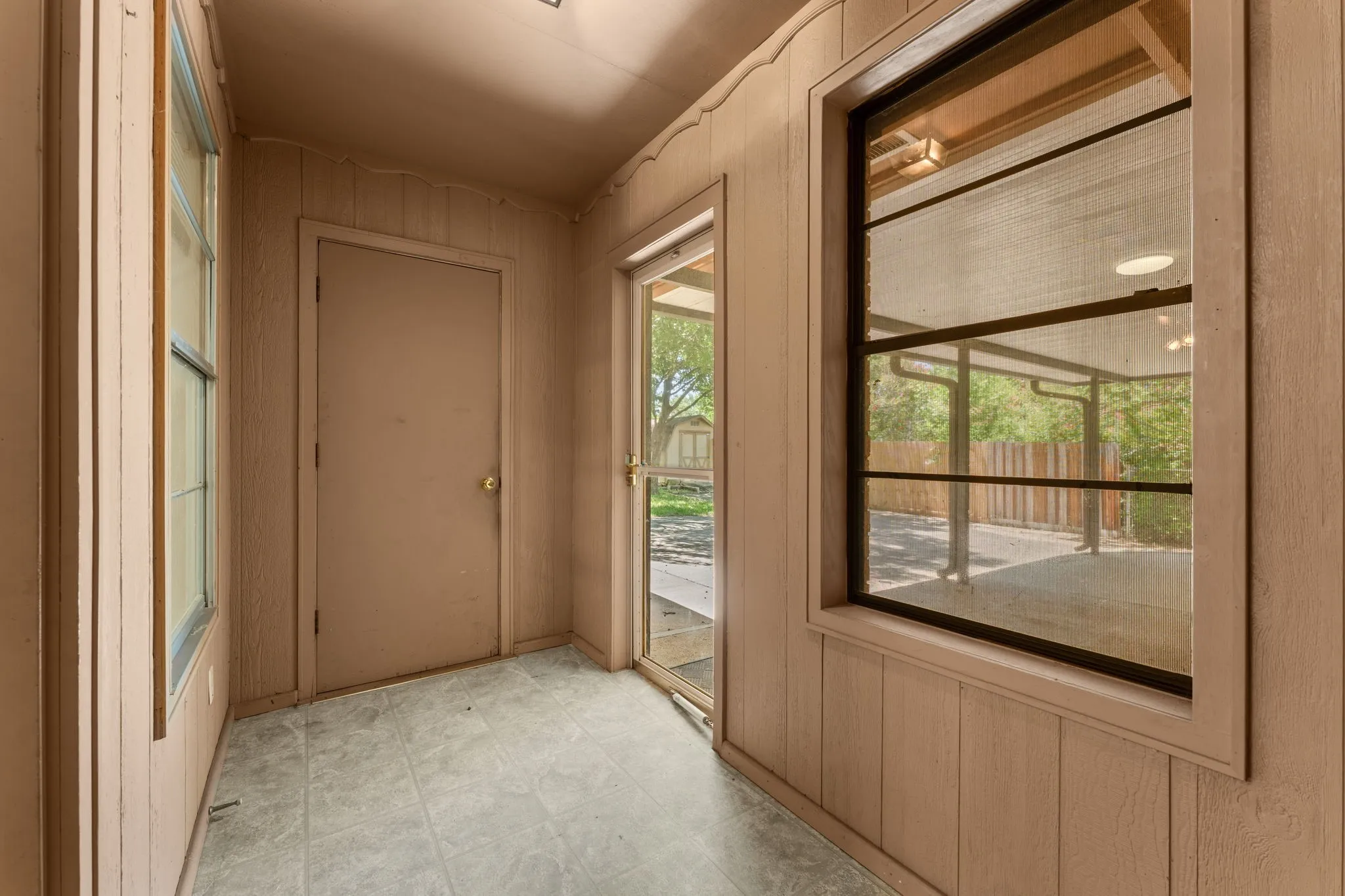Single Family Residence For Sale in Bell County , 303 E 20th Avenue, Belton, Texas 76513, 3 Bedroom, 2 Bathroom, 2 Garage spaces, 1,559 Sqft, built in 1977, mls#21347581, Real Estate Agent in Belton, Homes For Sale in Bell county, Homes For Sale in Belton, Realtor in Belton Texas, Real Estate Brokerage Independent Realty Texas, Luminita Cordes Realtor