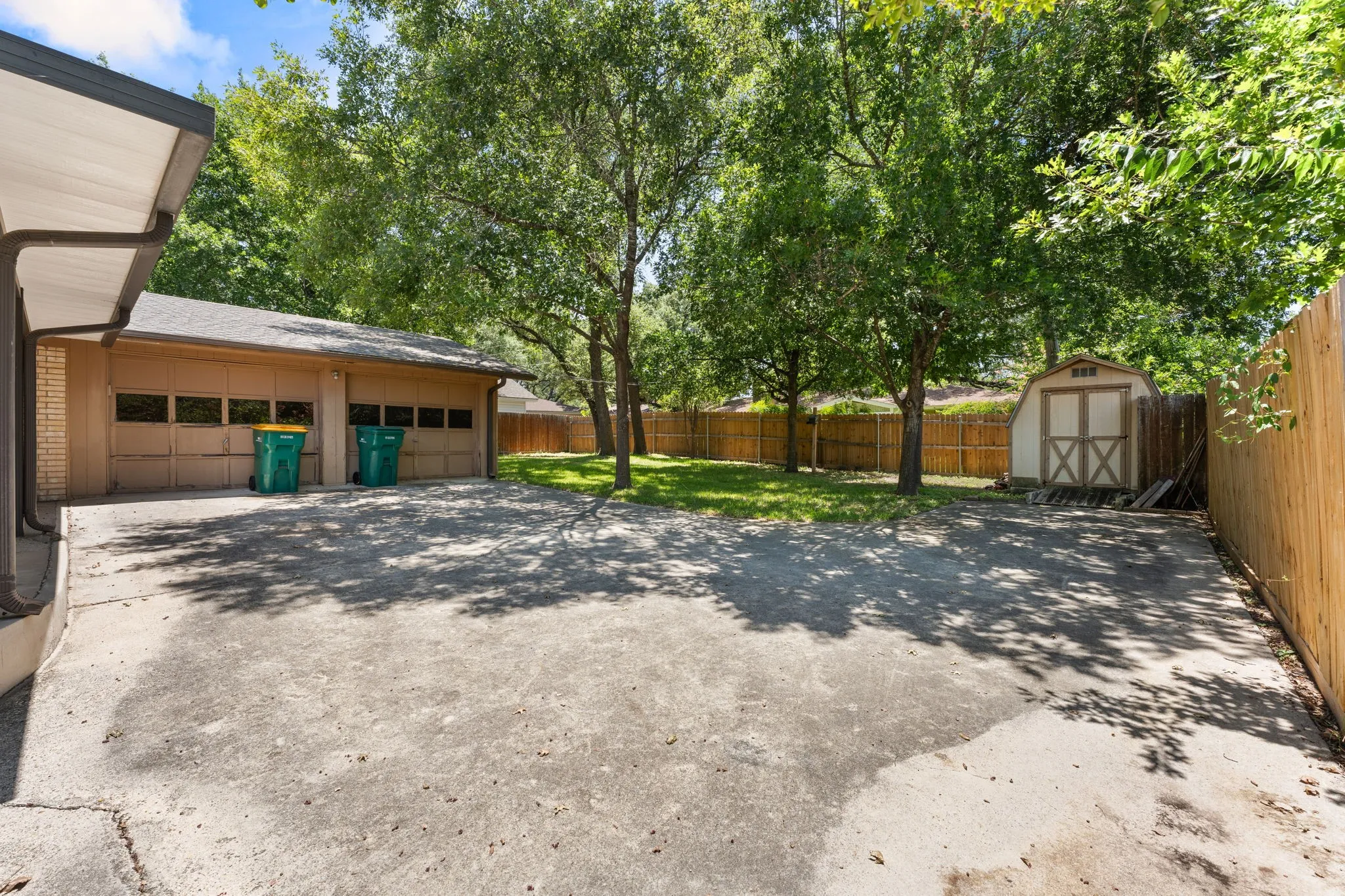 Single Family Residence For Sale in Bell County , 303 E 20th Avenue, Belton, Texas 76513, 3 Bedroom, 2 Bathroom, 2 Garage spaces, 1,559 Sqft, built in 1977, mls#21347581, Real Estate Agent in Belton, Homes For Sale in Bell county, Homes For Sale in Belton, Realtor in Belton Texas, Real Estate Brokerage Independent Realty Texas, Luminita Cordes Realtor