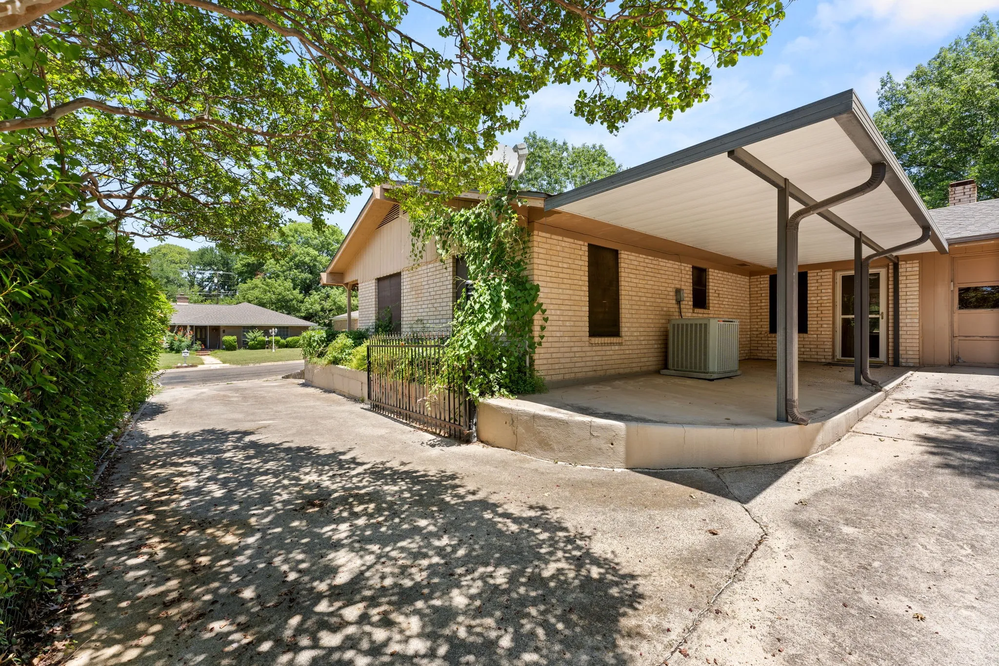 Single Family Residence For Sale in Bell County , 303 E 20th Avenue, Belton, Texas 76513, 3 Bedroom, 2 Bathroom, 2 Garage spaces, 1,559 Sqft, built in 1977, mls#21347581, Real Estate Agent in Belton, Homes For Sale in Bell county, Homes For Sale in Belton, Realtor in Belton Texas, Real Estate Brokerage Independent Realty Texas, Luminita Cordes Realtor