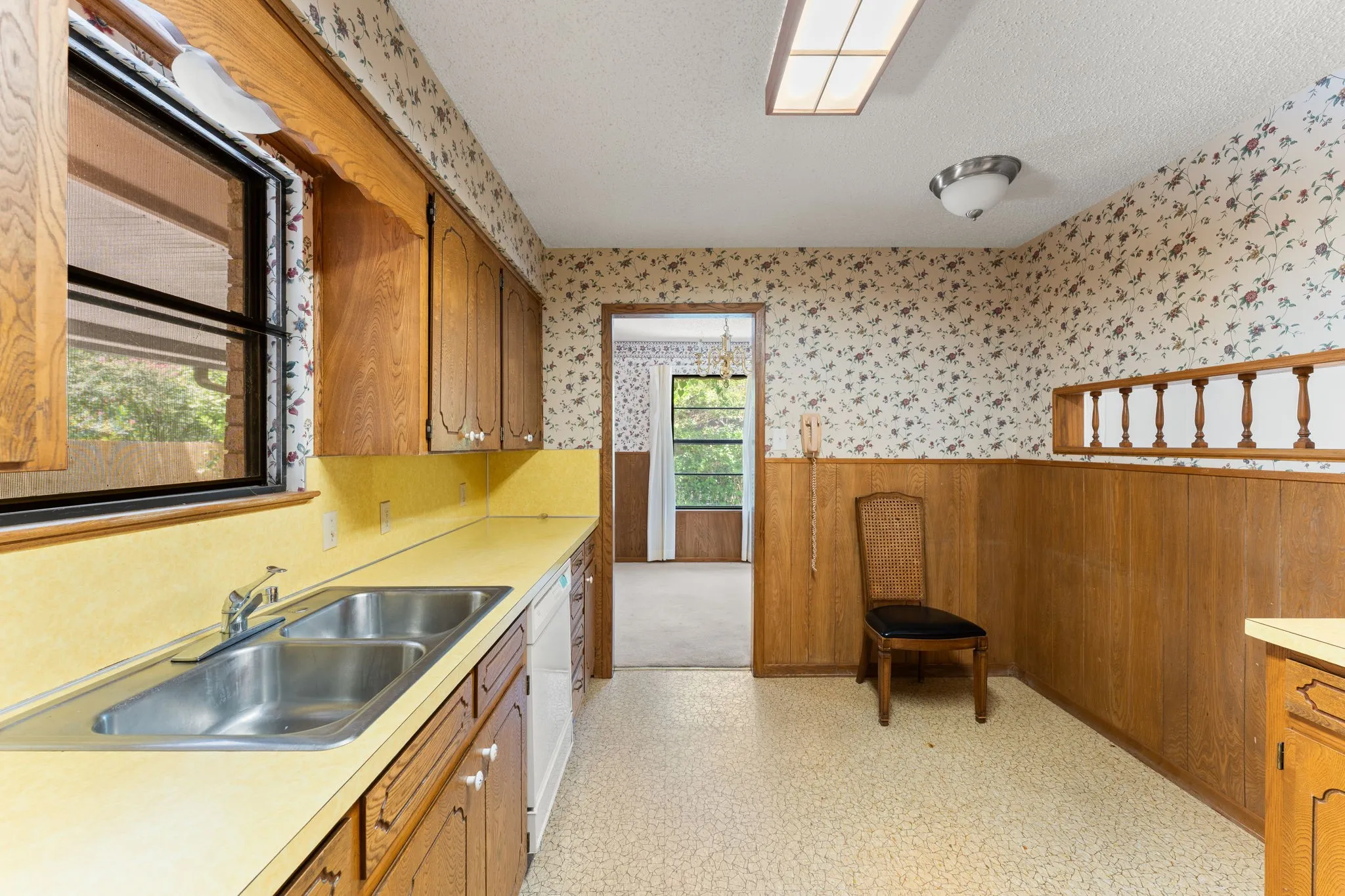 Single Family Residence For Sale in Bell County , 303 E 20th Avenue, Belton, Texas 76513, 3 Bedroom, 2 Bathroom, 2 Garage spaces, 1,559 Sqft, built in 1977, mls#21347581, Real Estate Agent in Belton, Homes For Sale in Bell county, Homes For Sale in Belton, Realtor in Belton Texas, Real Estate Brokerage Independent Realty Texas, Luminita Cordes Realtor
