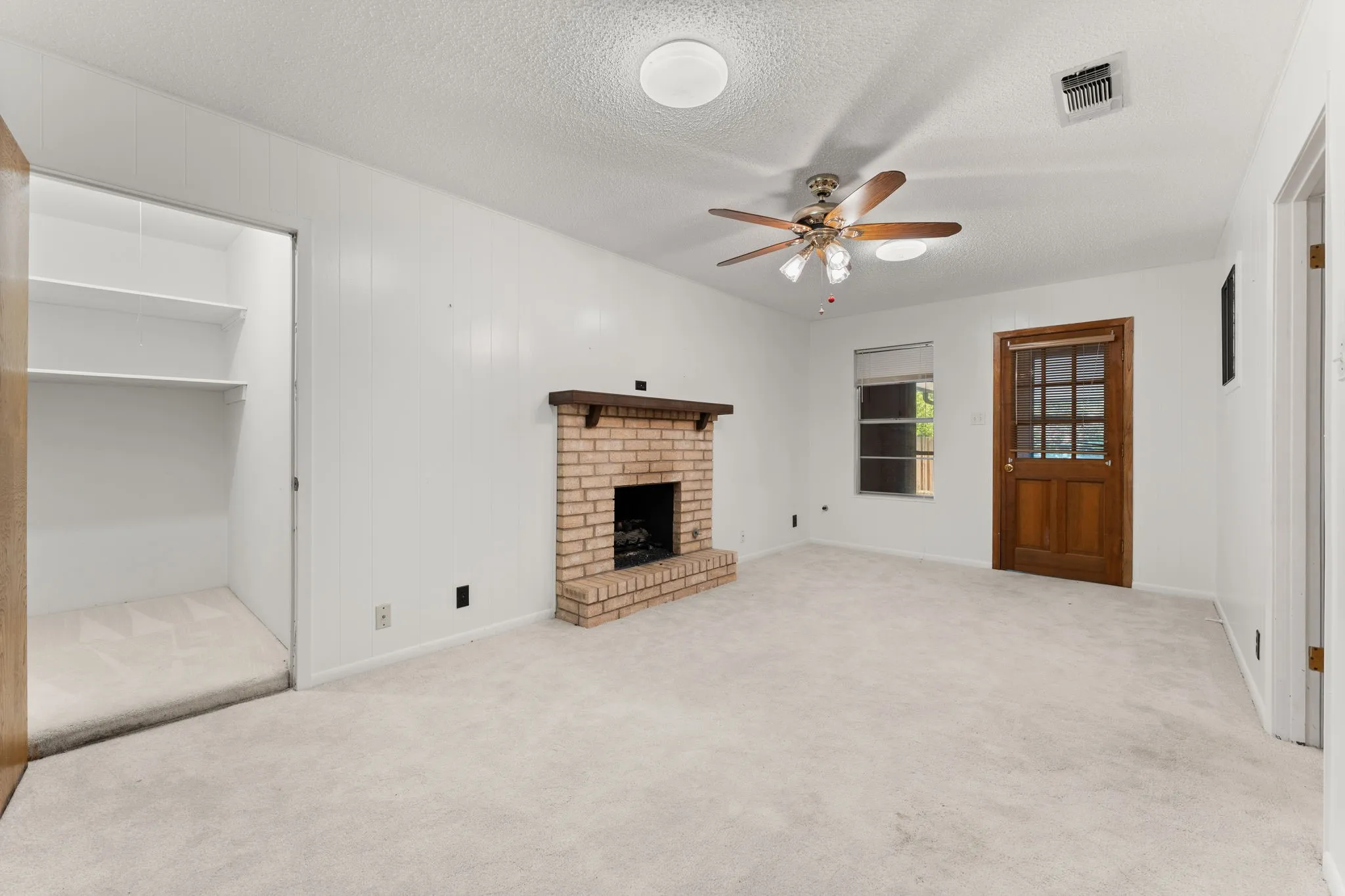 Single Family Residence For Sale in Bell County , 303 E 20th Avenue, Belton, Texas 76513, 3 Bedroom, 2 Bathroom, 2 Garage spaces, 1,559 Sqft, built in 1977, mls#21347581, Real Estate Agent in Belton, Homes For Sale in Bell county, Homes For Sale in Belton, Realtor in Belton Texas, Real Estate Brokerage Independent Realty Texas, Luminita Cordes Realtor