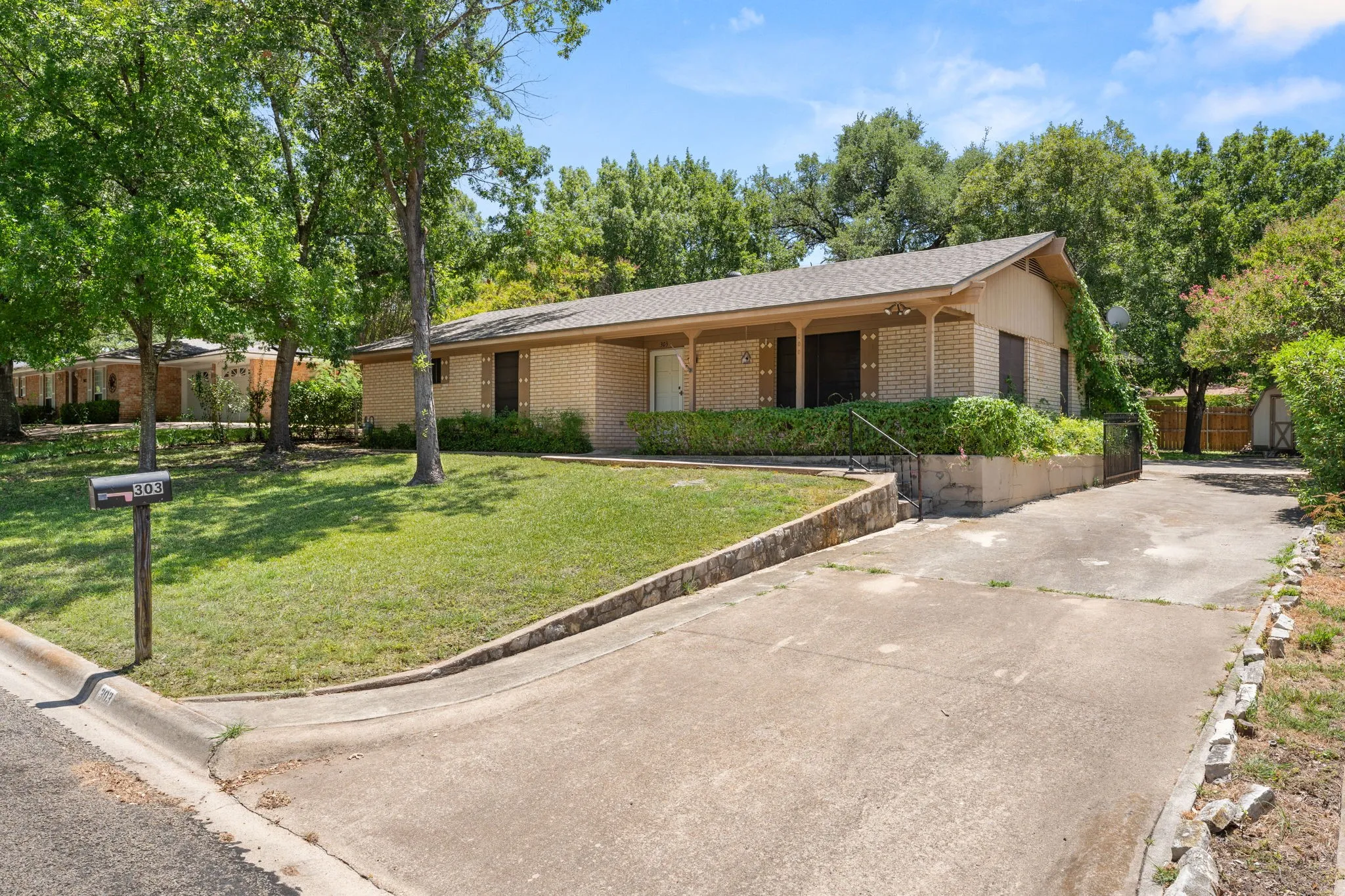 Single Family Residence For Sale in Bell County , 303 E 20th Avenue, Belton, Texas 76513, 3 Bedroom, 2 Bathroom, 2 Garage spaces, 1,559 Sqft, built in 1977, mls#21347581, Real Estate Agent in Belton, Homes For Sale in Bell county, Homes For Sale in Belton, Realtor in Belton Texas, Real Estate Brokerage Independent Realty Texas, Luminita Cordes Realtor